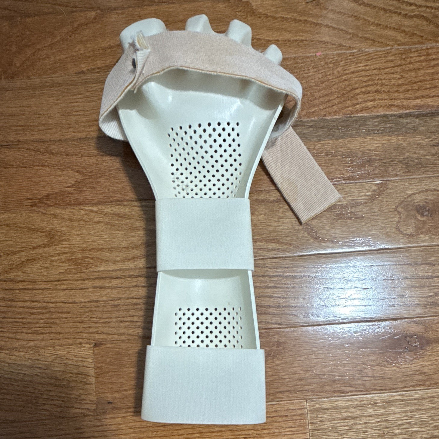 Adjustable Plastic Hand & Wrist Splint for Immobilization, White/Beige, One Size