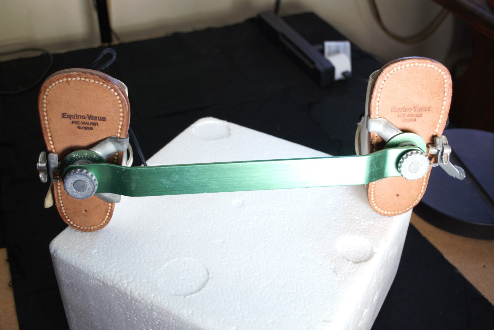 Stride Rite Equino-Varus Pediatric Corrective leather split shoe bar and key