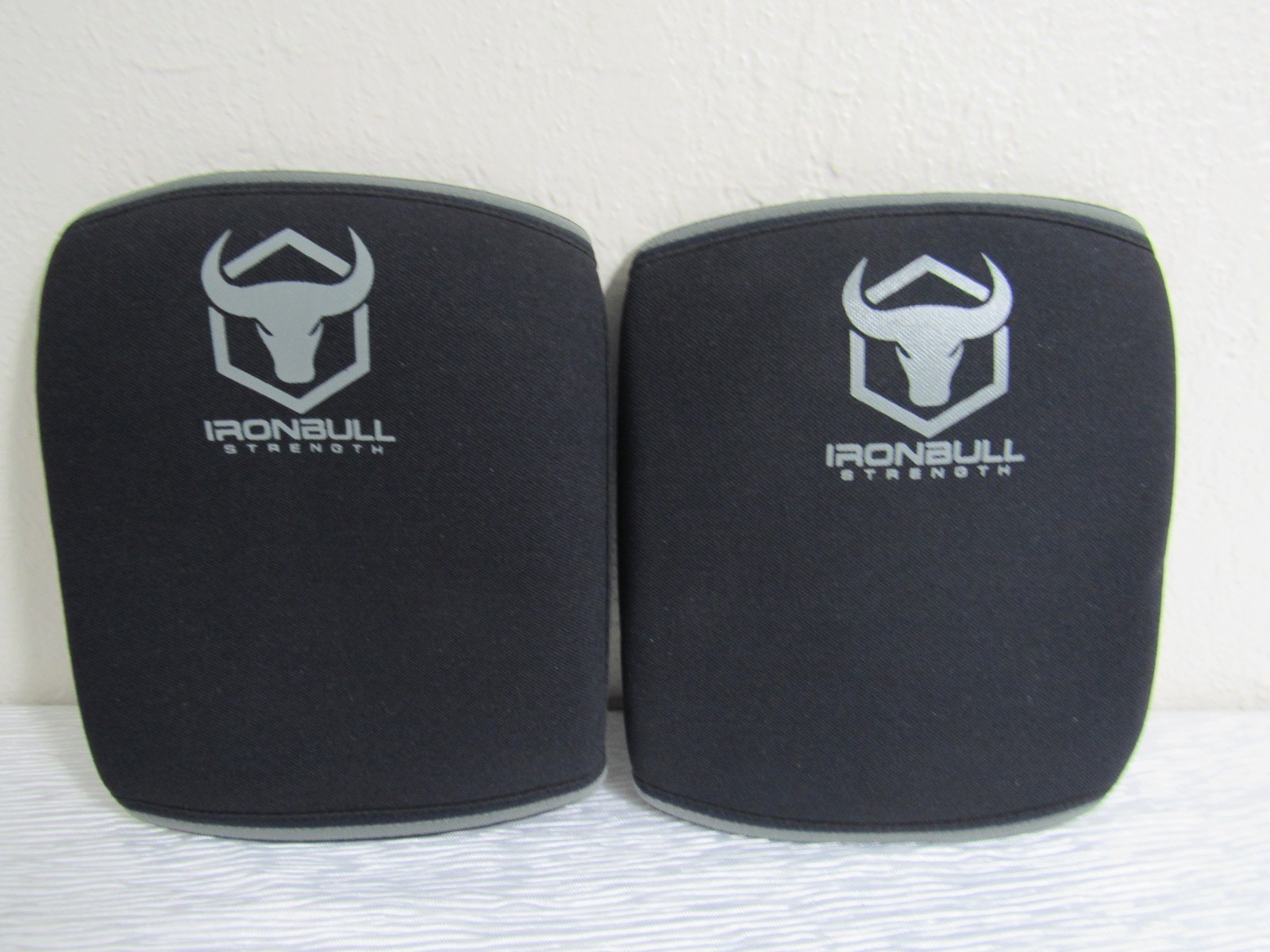 Iron Bull Strength Men’s 2XL Pair Of Black Weightlifting Elbow Pads!