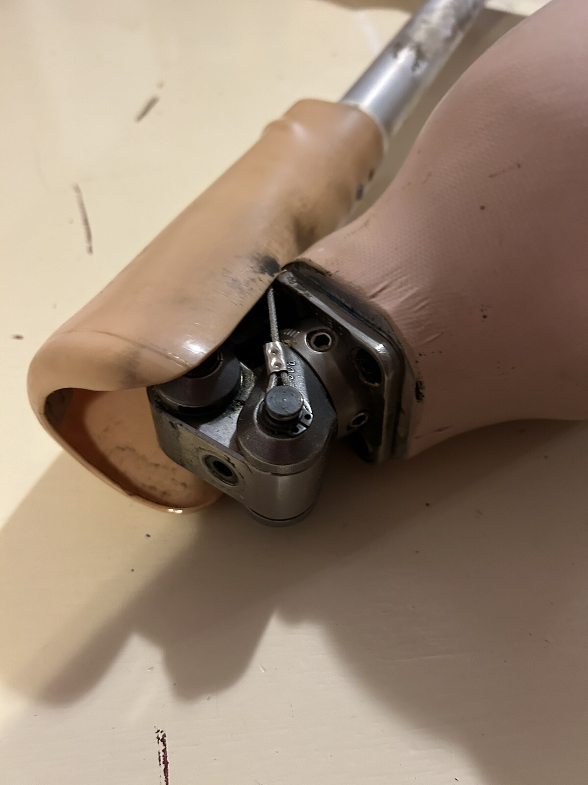 Vintage PROSTHETIC LEG LEFT FOOT FULL LEG Above Knee THIGH 10.5″ foot