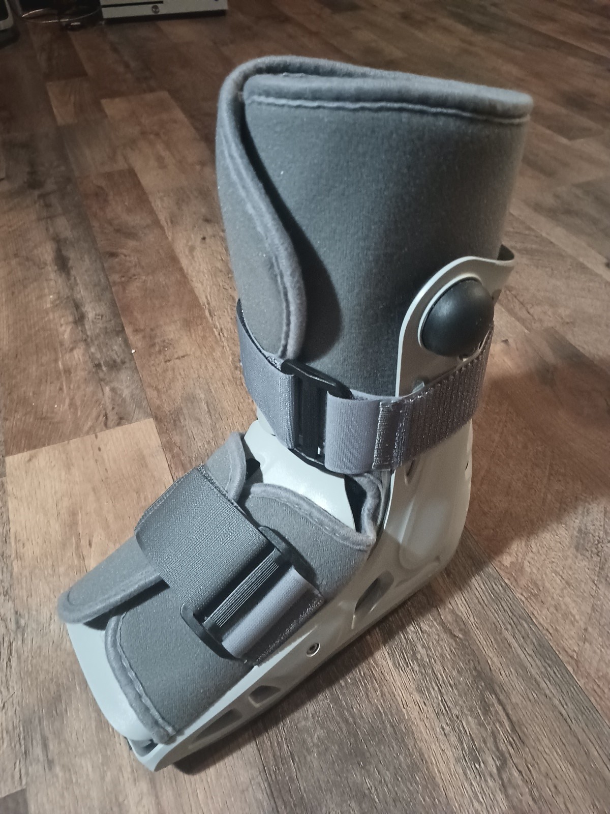 Aircast self strike inflatable walking boot, Size Small S