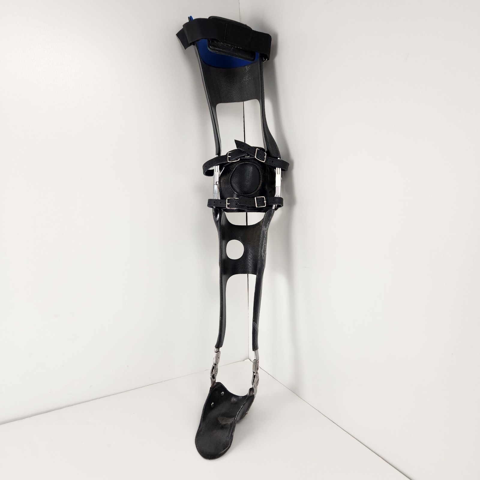 KAFO Knee Ankle Foot Orthosis Brace Right Leg Hinged Carbon Fiber Molded Sm 32″