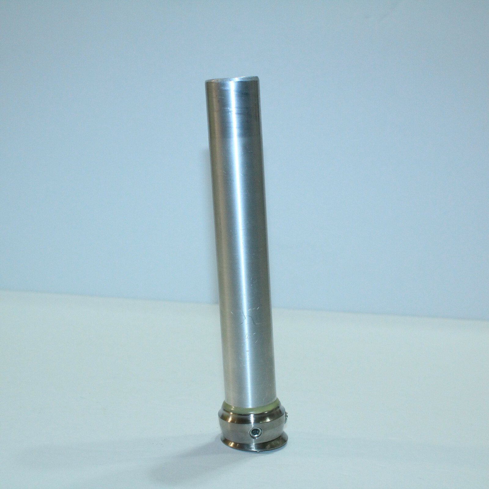 GORGEOUS 7½” PYLON IN ANGLED CENTER-HOLE ANKLE ADAPTER WITH LARGE BOLT