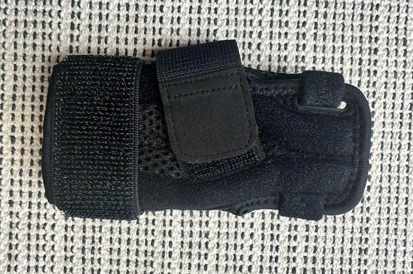 INDEEMAX Unisex Black Adjustable One Piece Wrist Brace Carpel Tunnel Arthritis