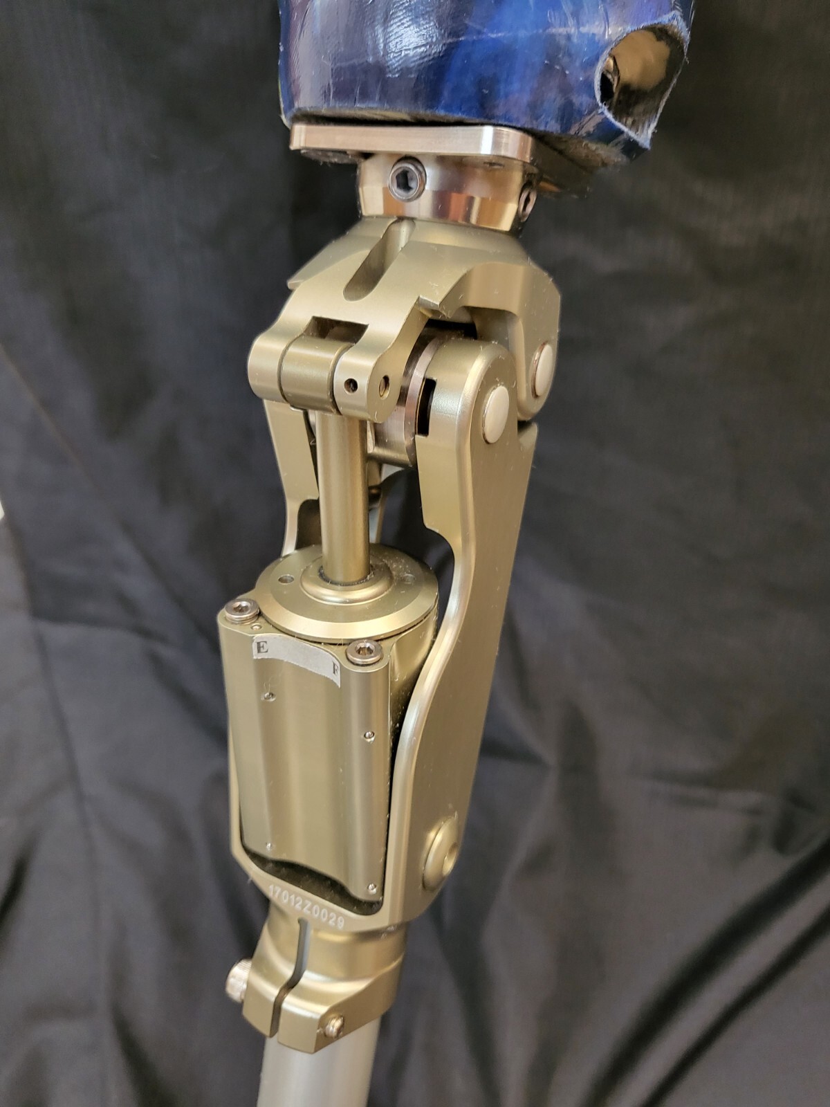 PROSTHETIC LEG, PNEUMATIC SINGLE AXIS WEIGHT-ACTIVATED LOCK KNEE, CARBON FIBER