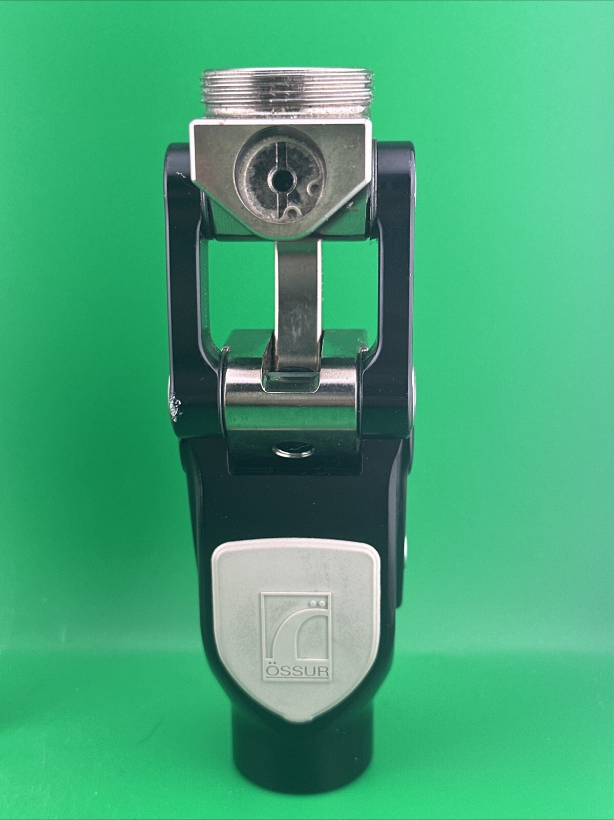 Ossur 1900 Prosthetic Knee. Comes W/ Pylon & Threaded Top Adapter
