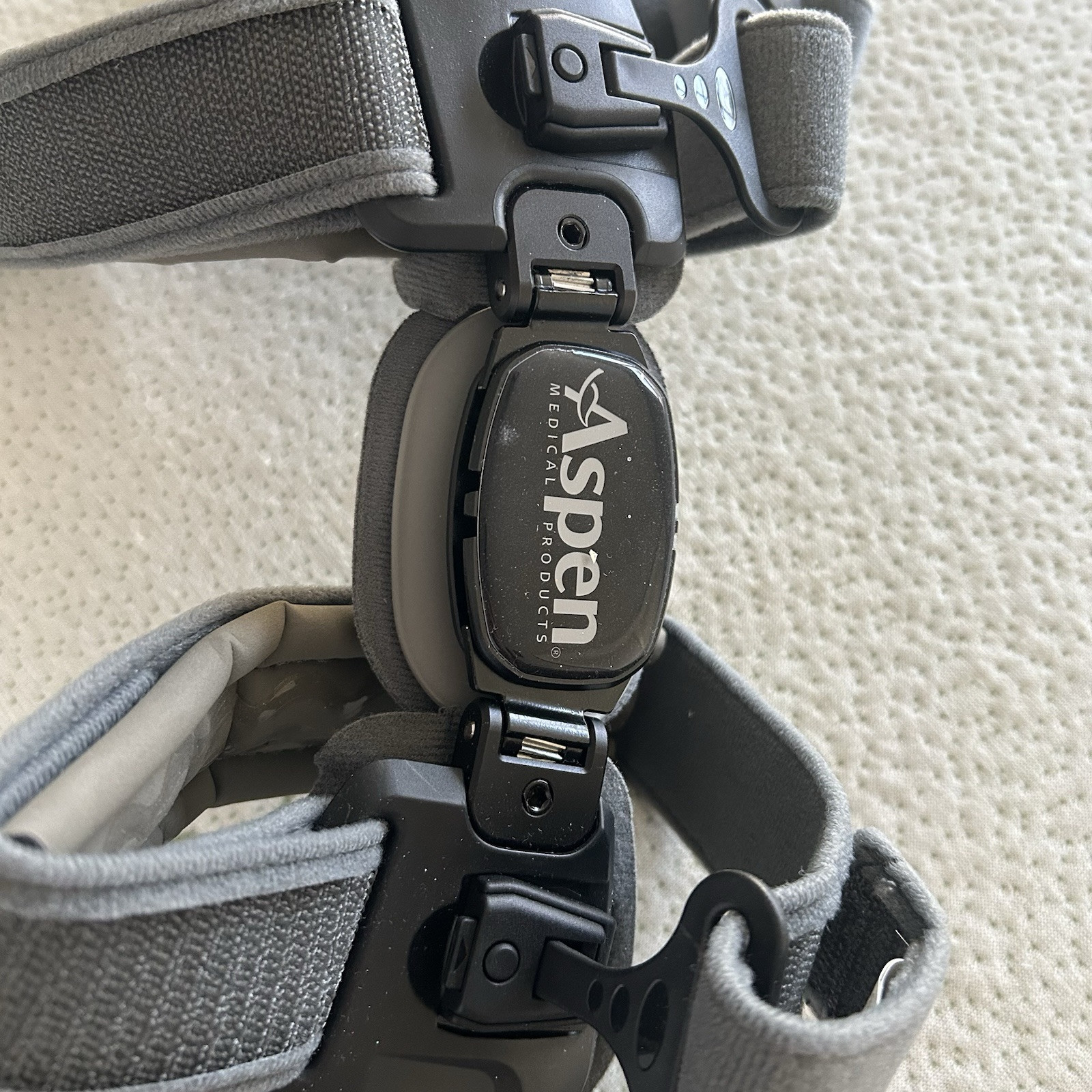 Aspen OA Knee Brace 4 Strap Support Right Knee Adjustable Comfort (NO KEY)