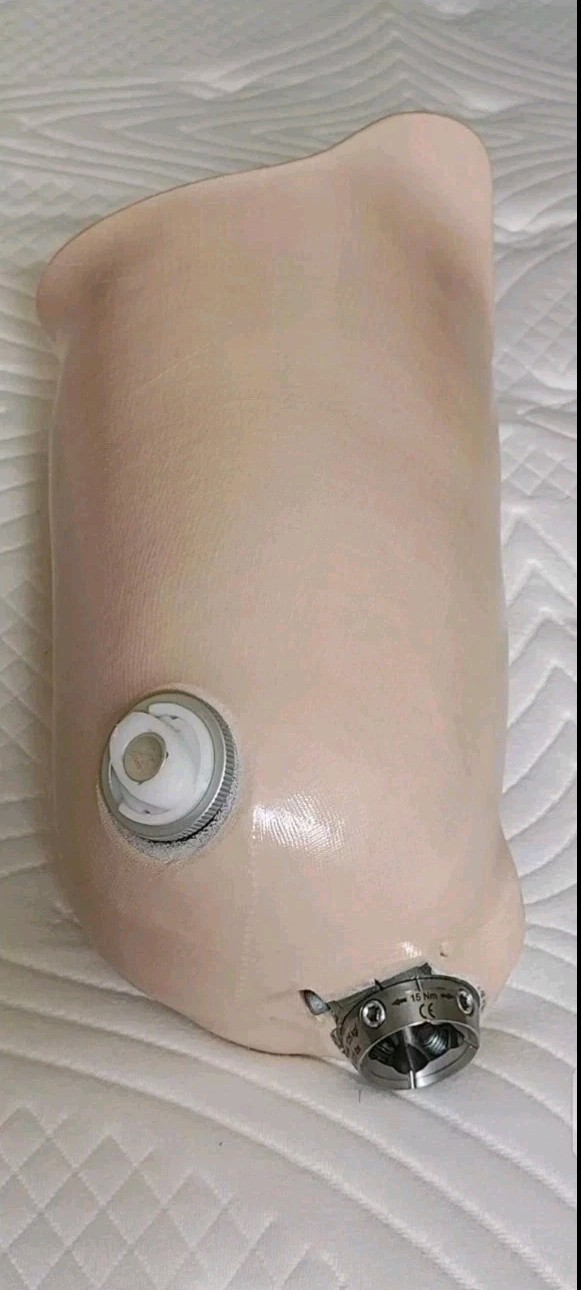 PROSTHETIC SOCKET CARBON FIBER LEG EXPULSION VALVE IN PERFECT CONDITION.