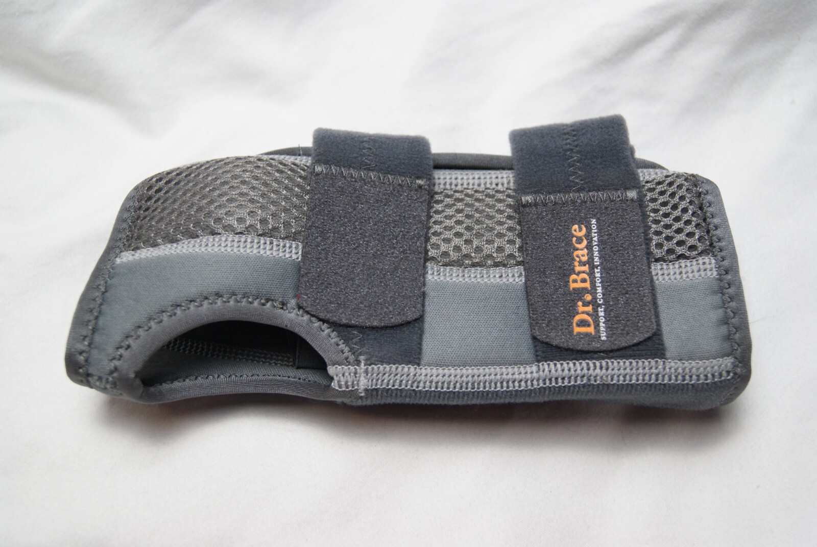 DR. BRACE Adjustable Wrist Brace with Top and Bottom Splints & Cushion