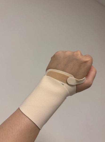 Postpartum Wrist Brace for New Moms, Adjustable Thumb-Free Support Band