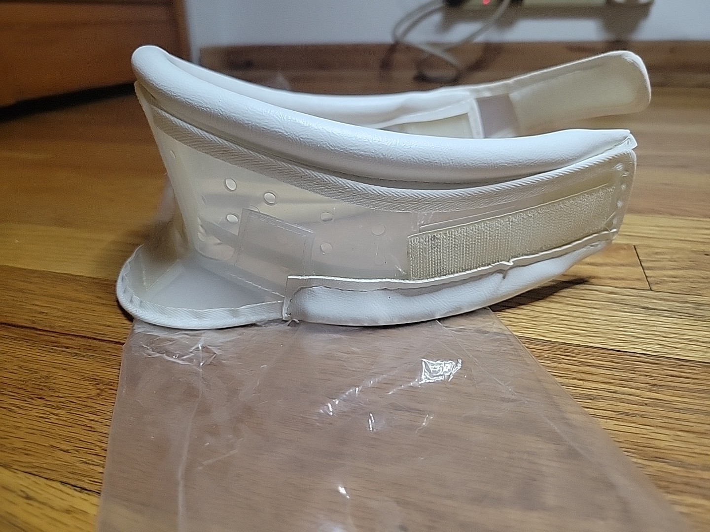 ​Vintage 1978 Futuro Adjustable Cervical Collar with Chin Pad – Medium