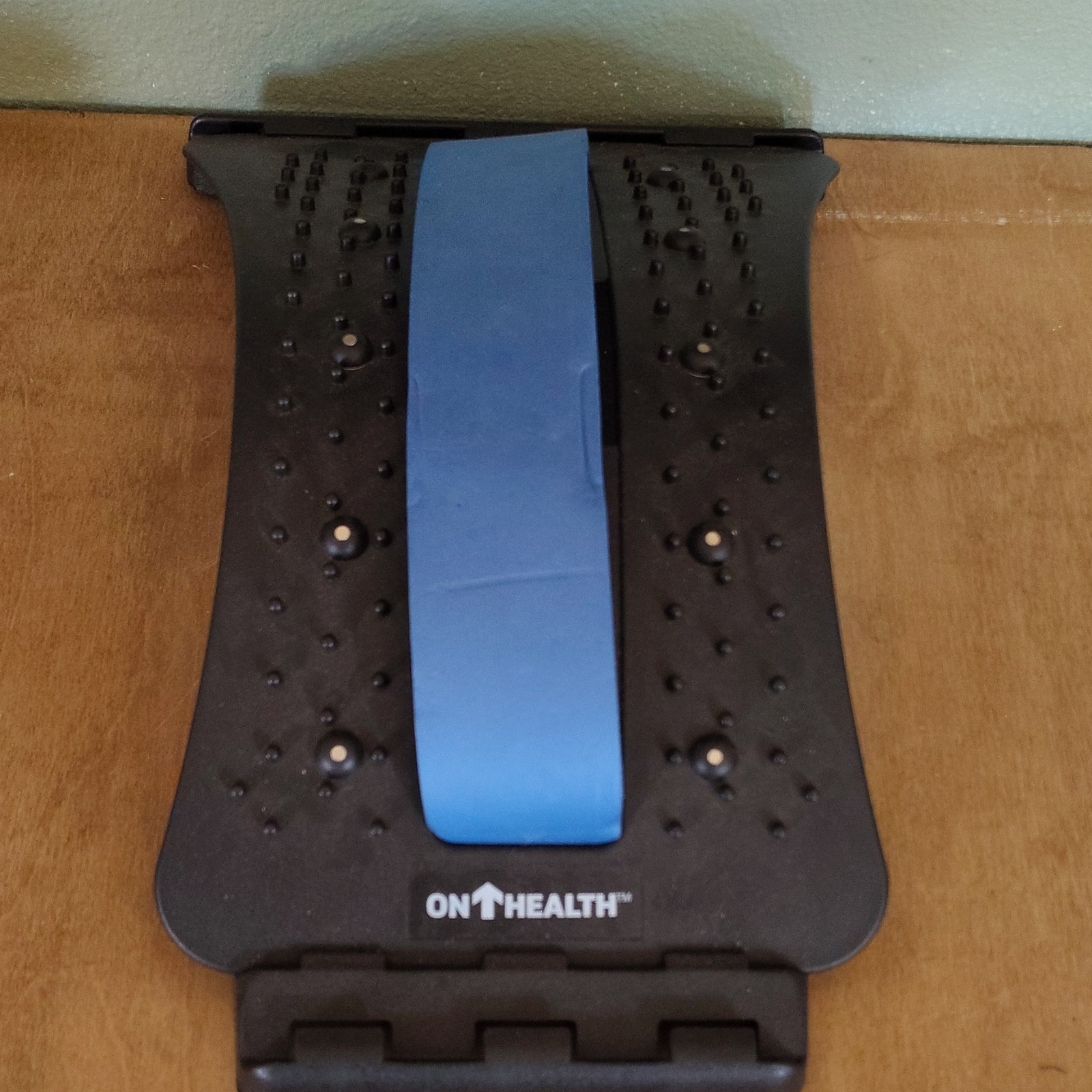 ON HEALTH Adjustable Orthopedic Back Stretcher Black and Blue Support Device