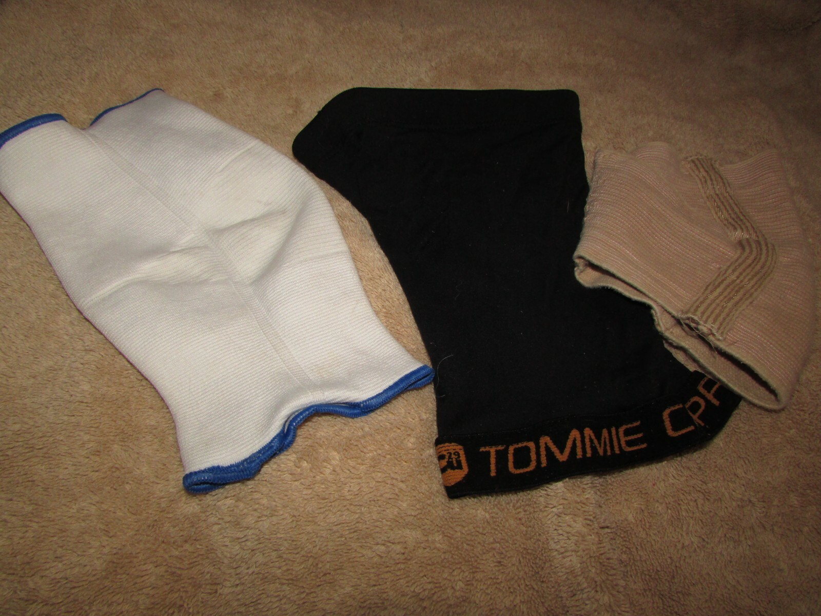 KNEE BRACES white x-lg, black Tommy Copper lg-x lg, brown sm-med 3 ttl (B)