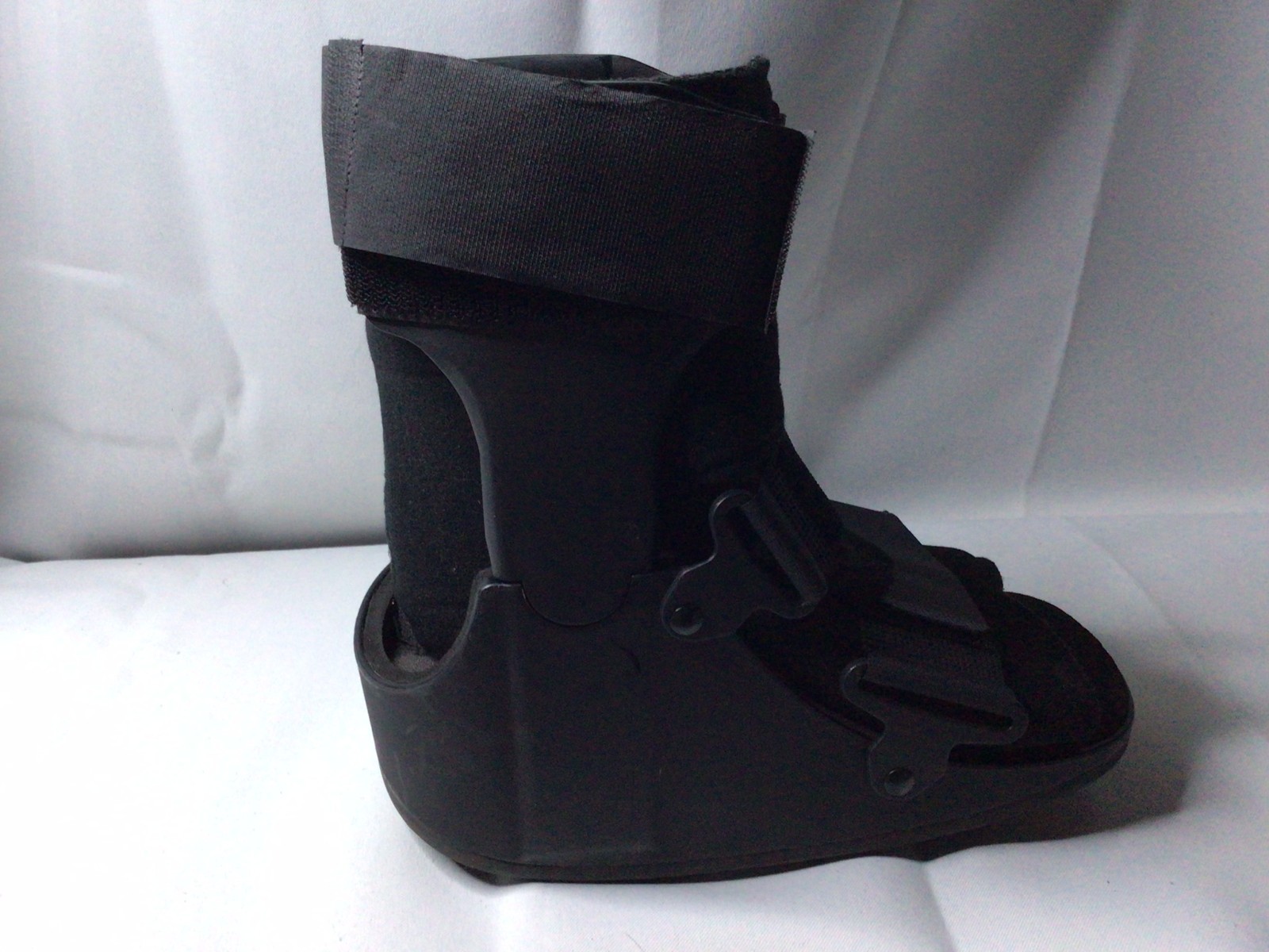 United Ortho USA14013 Short Cam Walker Fracture Boot, Small, Black