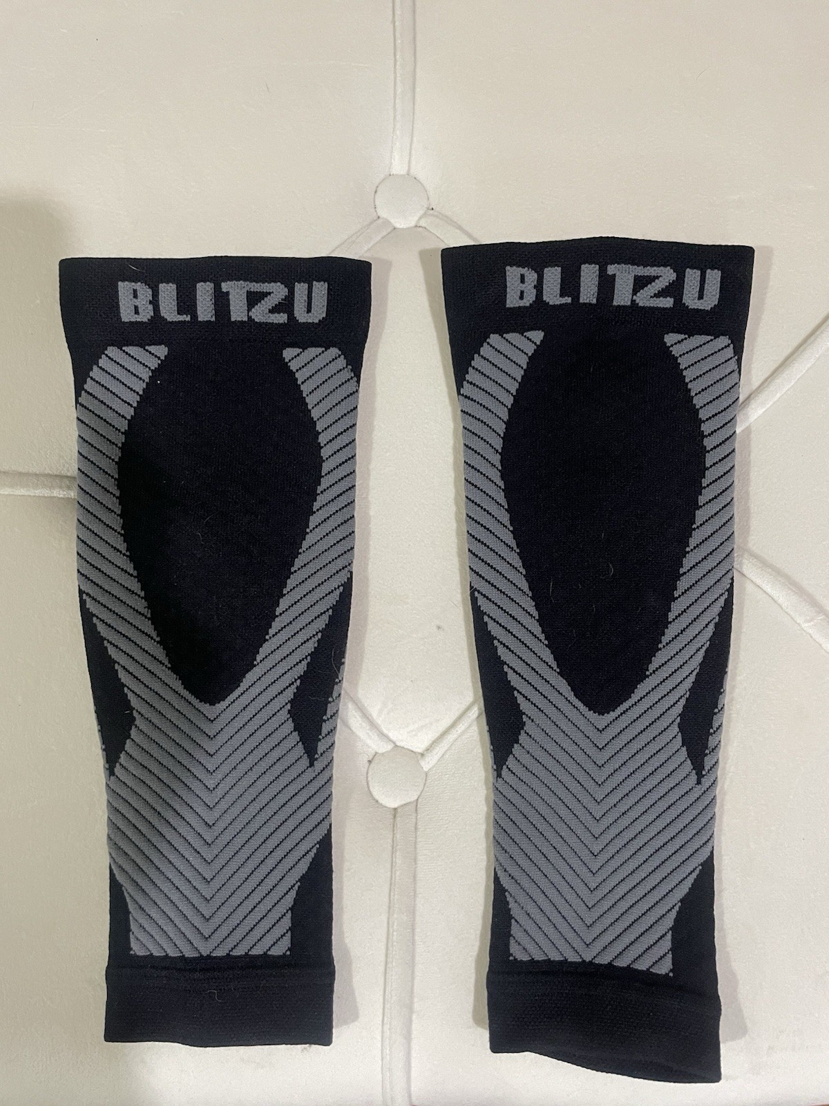 BLITZU Compression Sleeves Pair Size S/M Black/Gray Compression Support