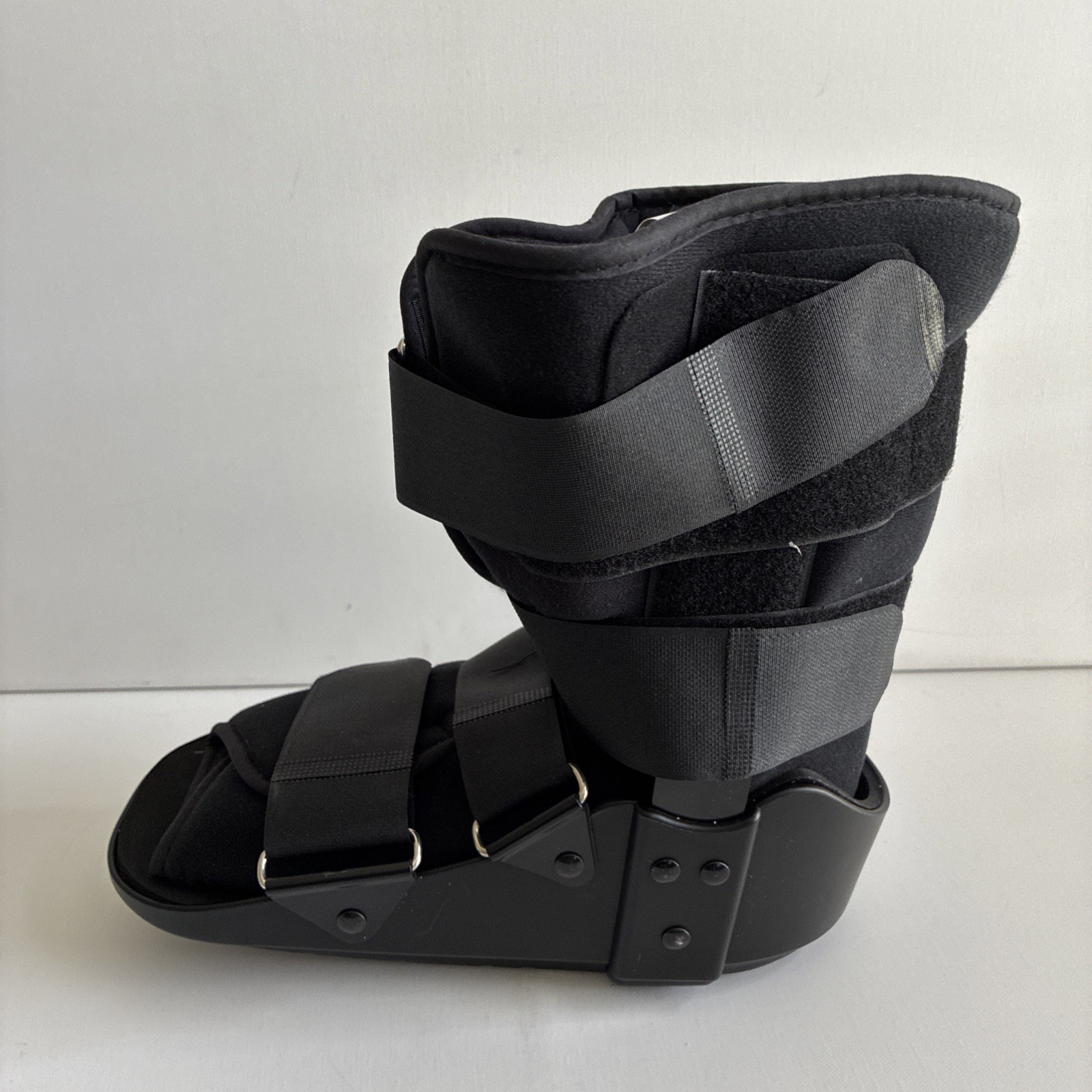 Advanced Walking Boot for Ankle Injuries Adjustable Air Splint Size Medium 6-10