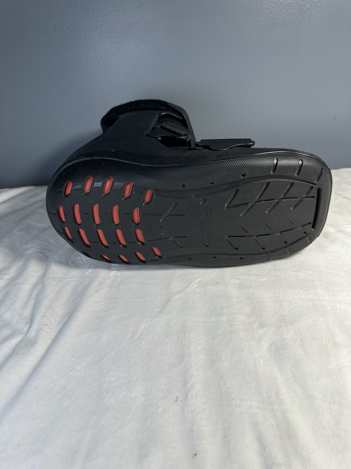 DJO XcelTrax Rehabilitation Ankle Boot Ankle Air Shock pod Walker Size Medium