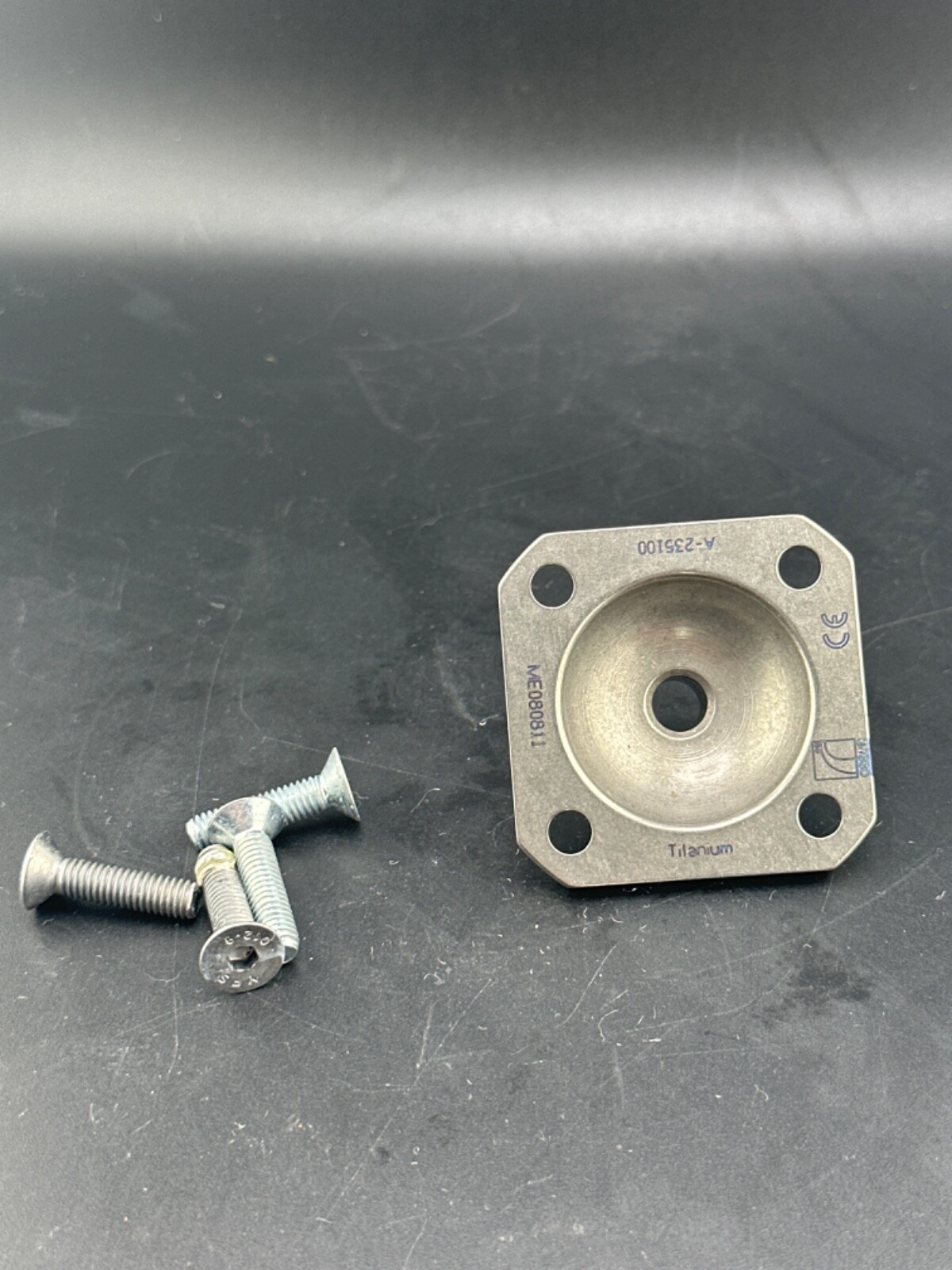 Prosthetic component adapter component. 4 hole male pyramid ossur