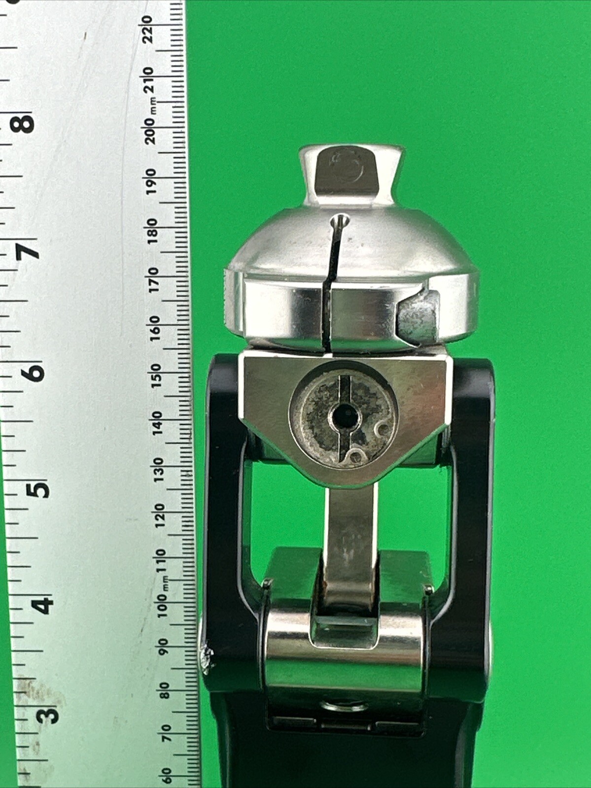 Ossur 1900 Prosthetic Knee. Comes W/ Pylon & Threaded Top Adapter
