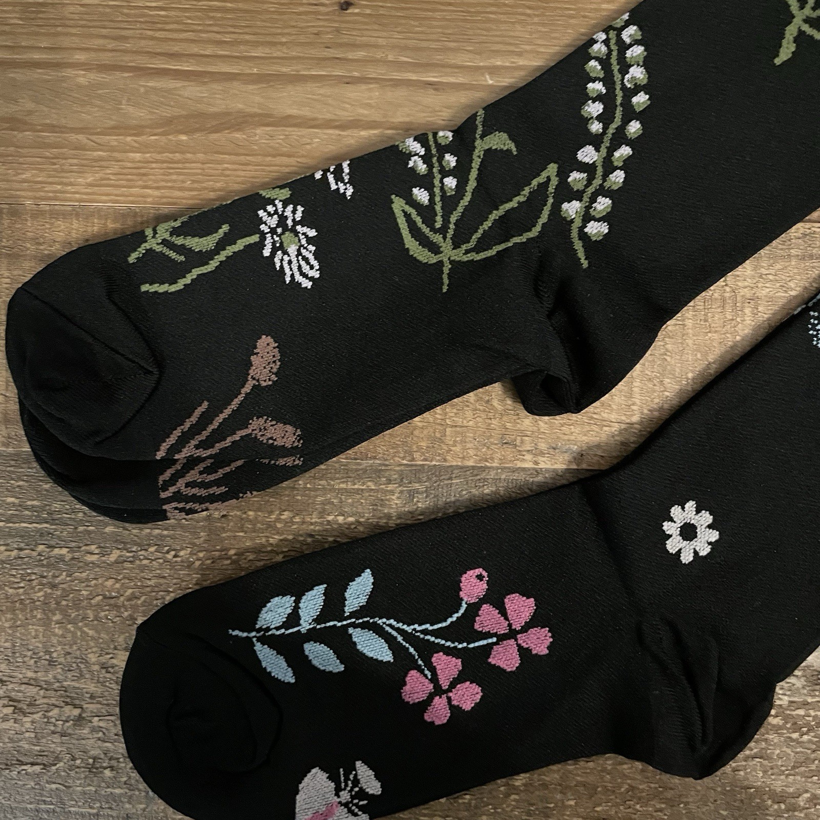 NEW 2 Pair Womens L/XL Compression Socks Walking Stockings Boho Floral Lot