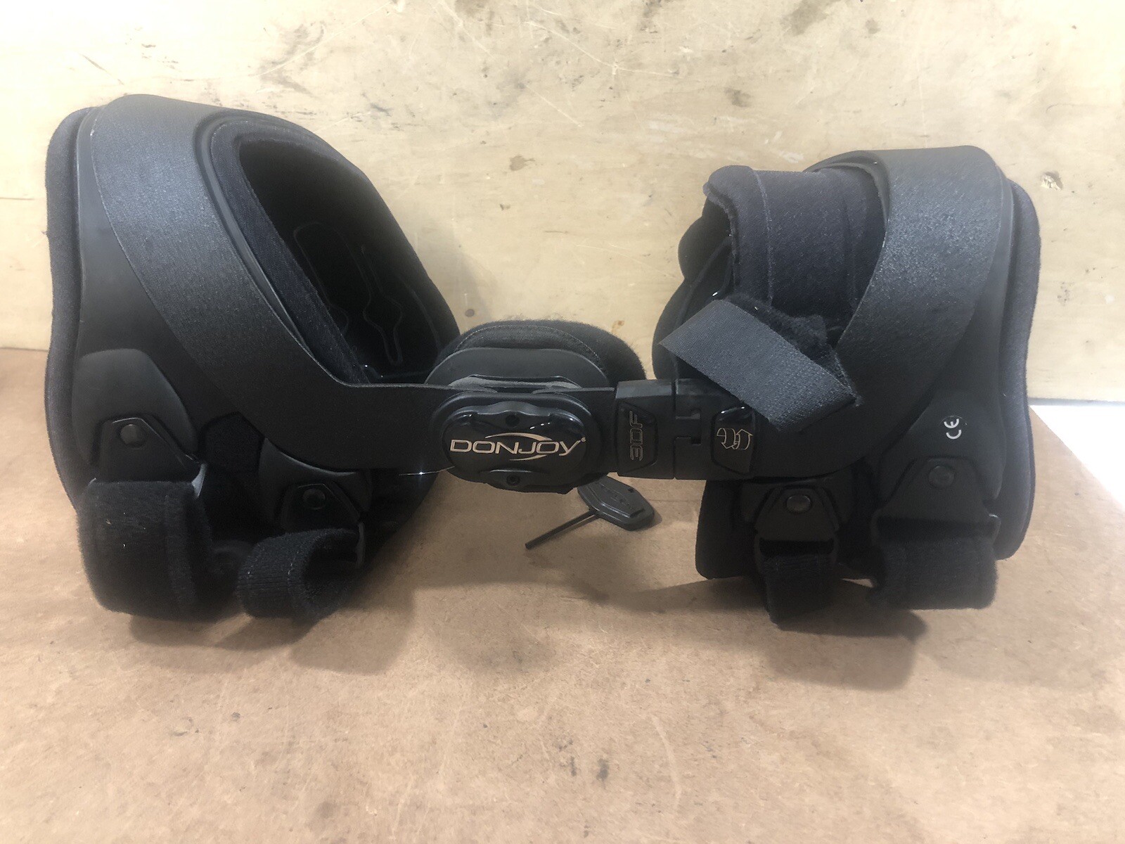 Donjoy 3DF XL Right Medial Knee Brace PreOwned