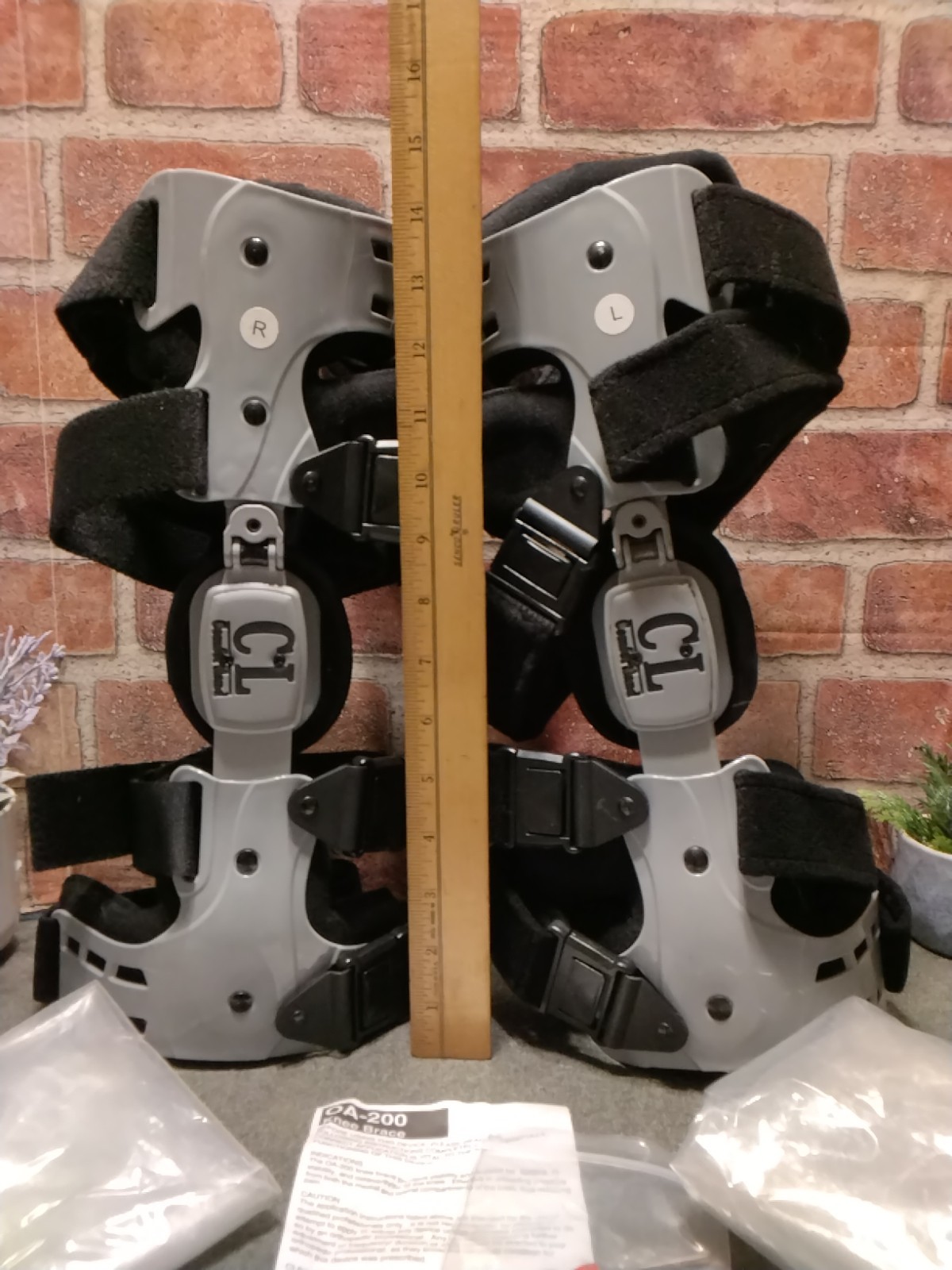 NEW! Comfortland Knee Support Braces (2pc Set) 1- Left & 1-Right One Size OA-200