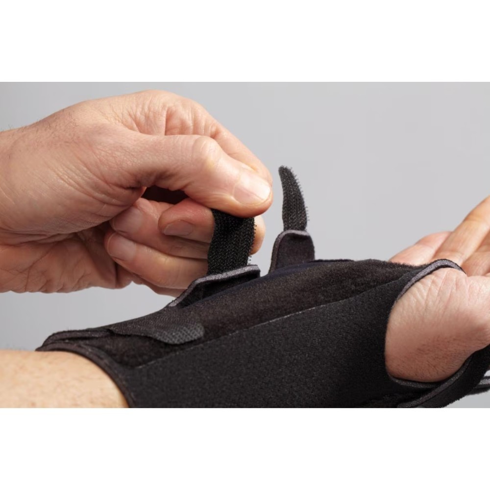 3M Futuro Adjustable Wrist Stabilizing Brace – Everyday Support, Black, 1ct
