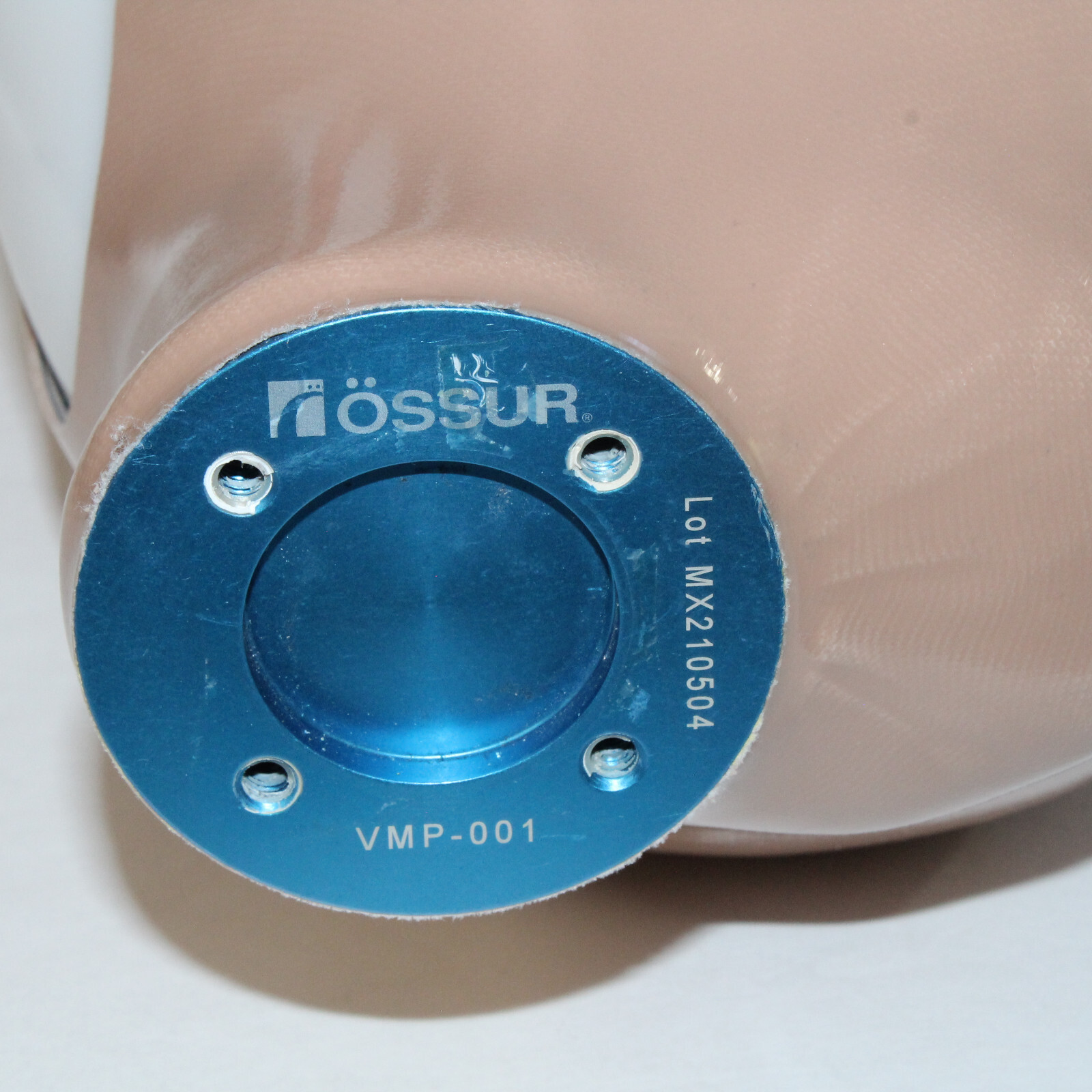 PROSTHETIC RIGHT LEG OFFSET ABOVE KNEE SOCKET OSSUR MOUNTING PLATE H=14½” D=6-7″