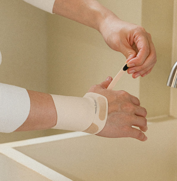 Postpartum Wrist Brace for New Moms, Adjustable Thumb-Free Support Band