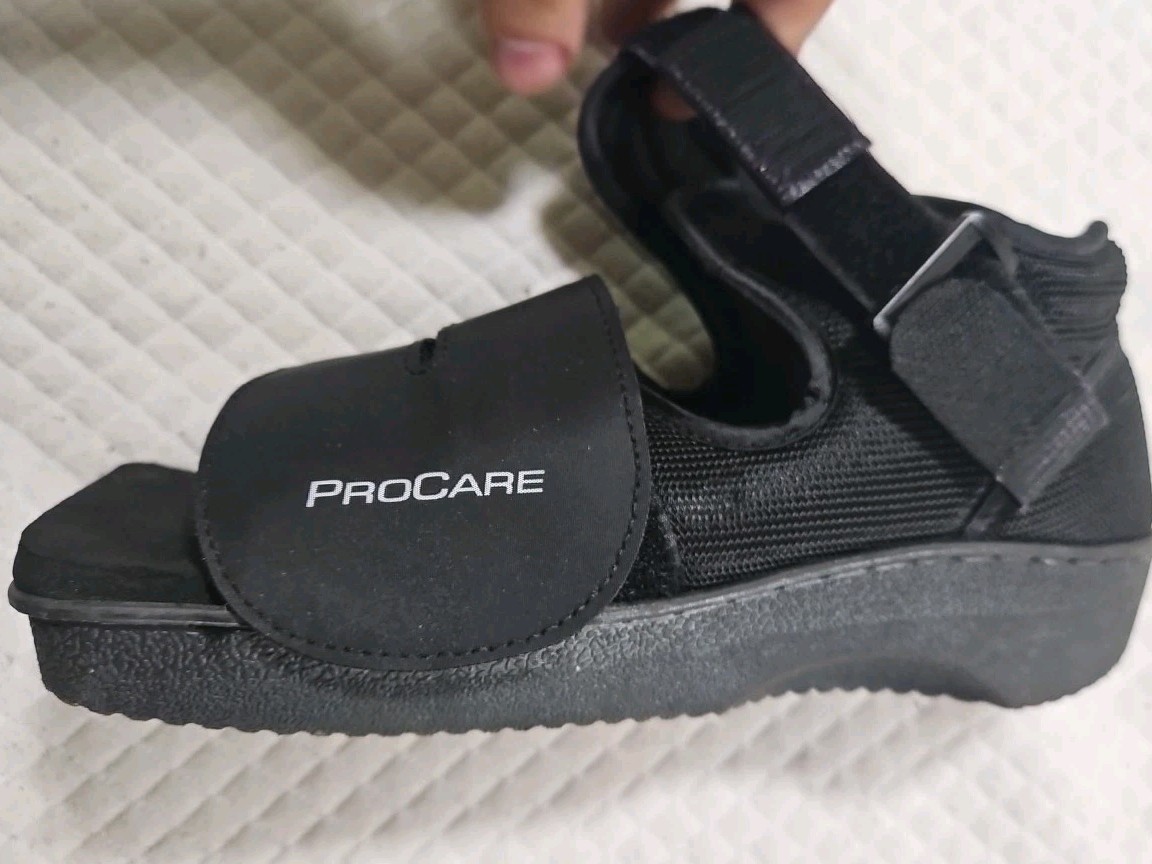 ProCare Squared Toe Post-Op Shoe Size: Size Small Black Foot/ankle/ Leg Recovery