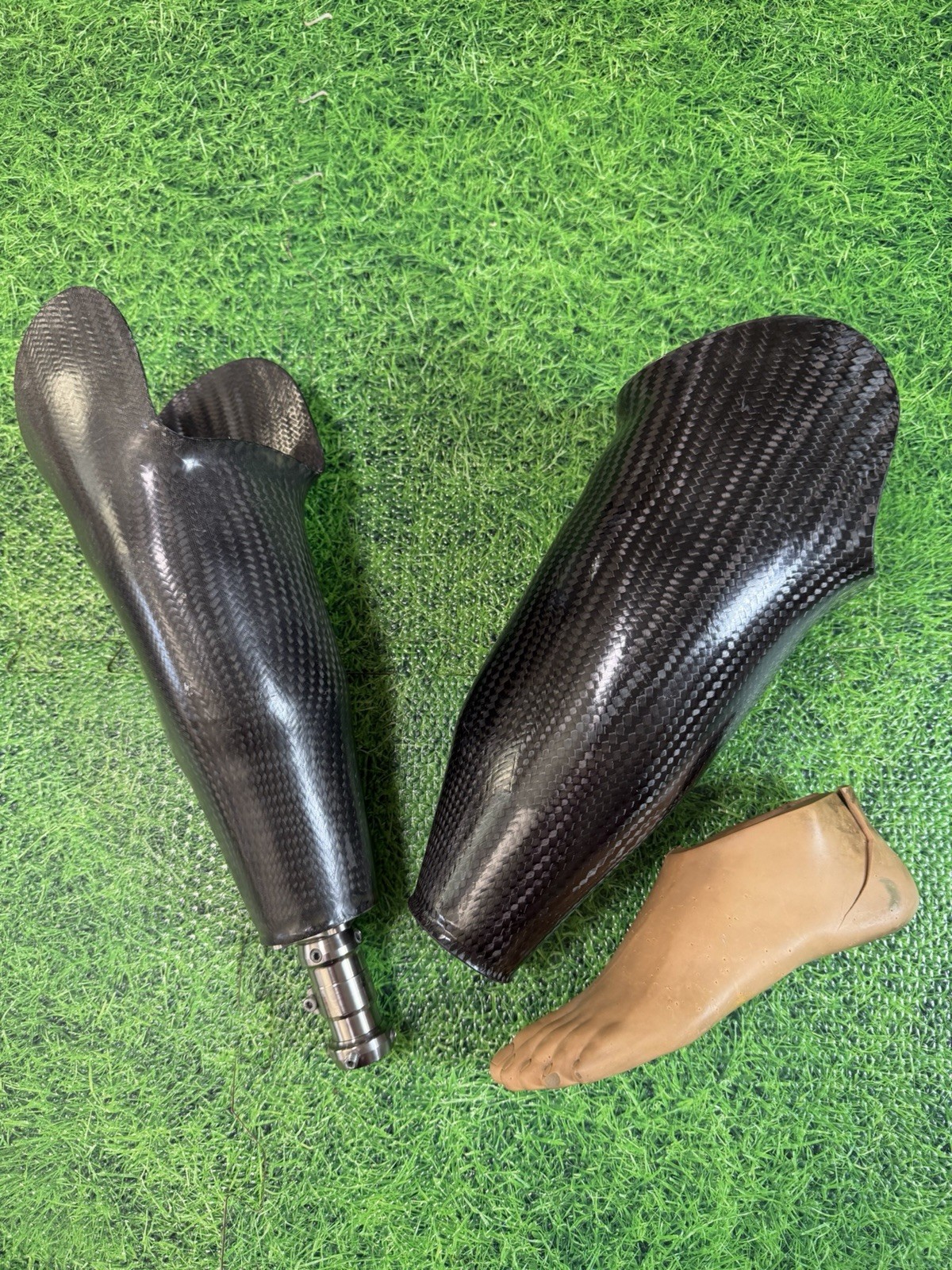 2 Bulldog Carbon Fiber Right Bellow Knee Prosthetic Leg. Size 27