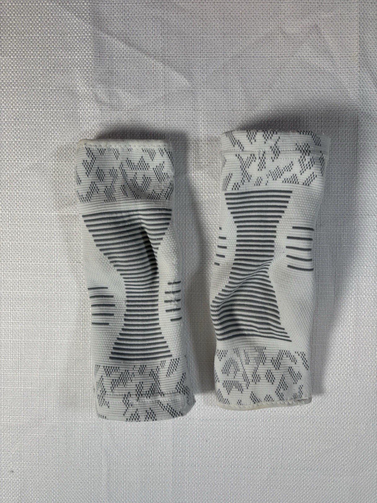 Bauerfeind Compression Support Sleeves White Gray Size 2 Pair Athletic Gym