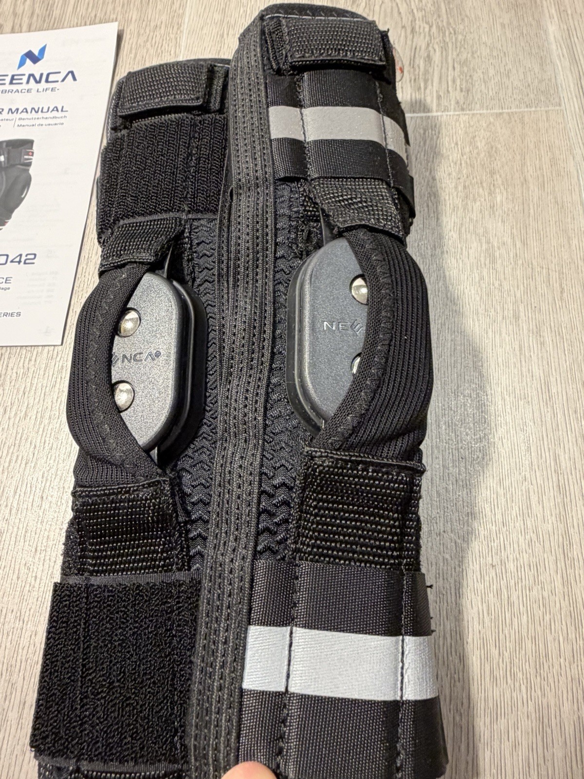 Knee Brace for Knee Pain, Hinged Knee Support X-Strap Fixing System Large