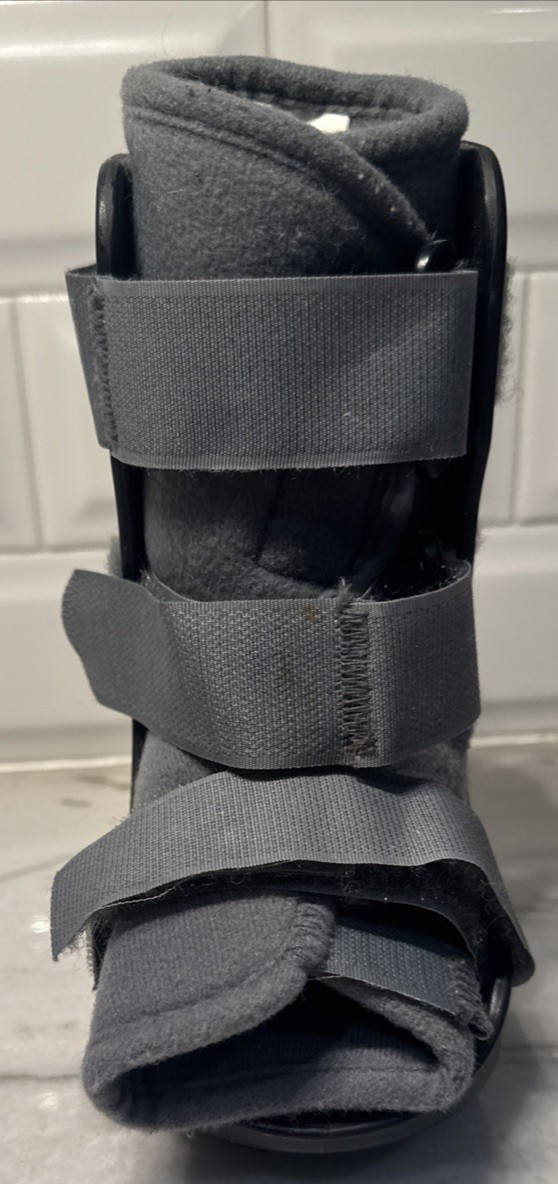 Breg Mini Walker Boot Nylon Size 5-6 Small Item 77032 Black Gray Kids