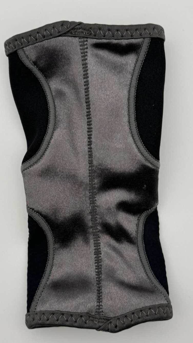 Mueller MLR Hg80 Wrist Support Brace Black Medium 7.5–8.5 in Compression