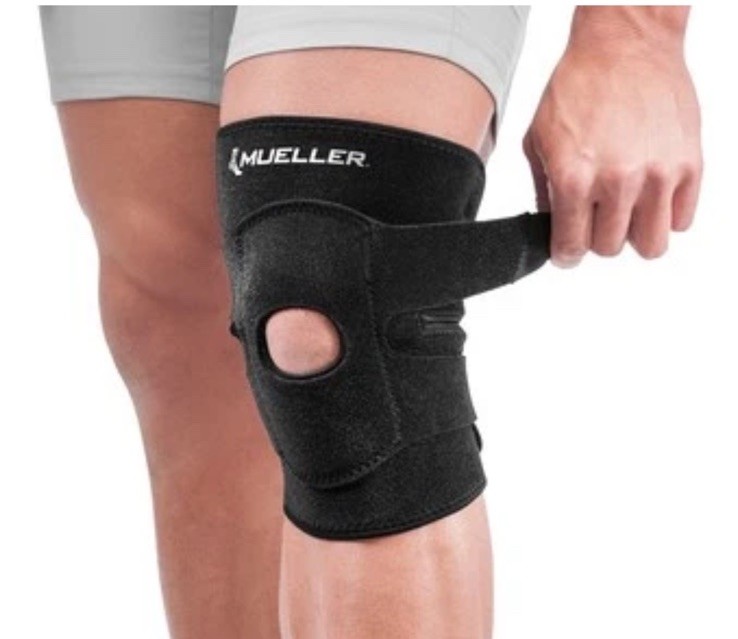 Mueller 4 Way Adjustable Knee Brace, Black, One Size Fits Most