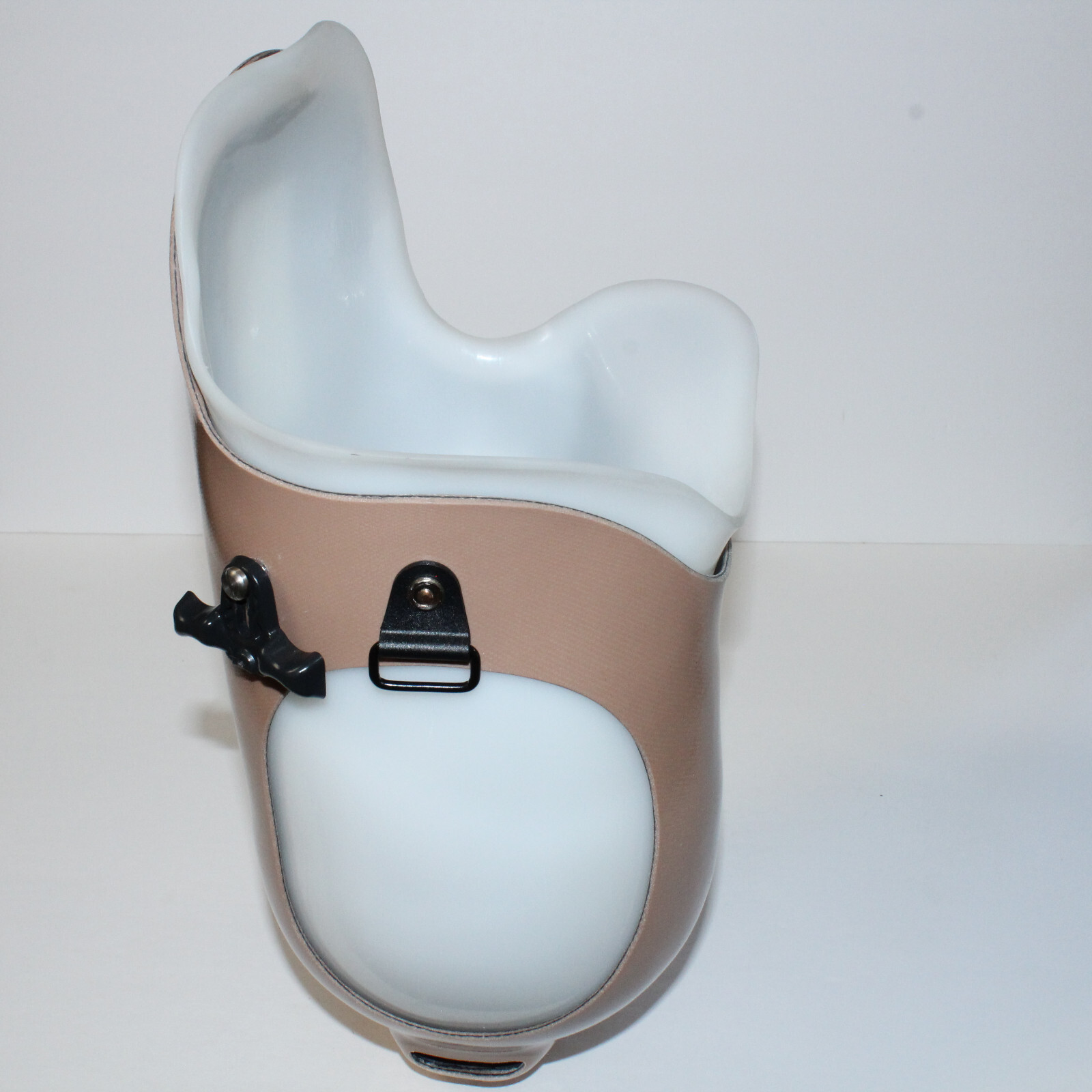 PROSTHETIC RIGHT LEG OFFSET ABOVE KNEE SOCKET OSSUR MOUNTING PLATE H=14½” D=6-7″