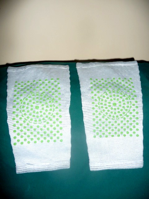 NWT UNISEX PAIR OF KNEE PROTECTORS WINTER WARMER GRAY WITH GREEN DOTS ELASTIC
