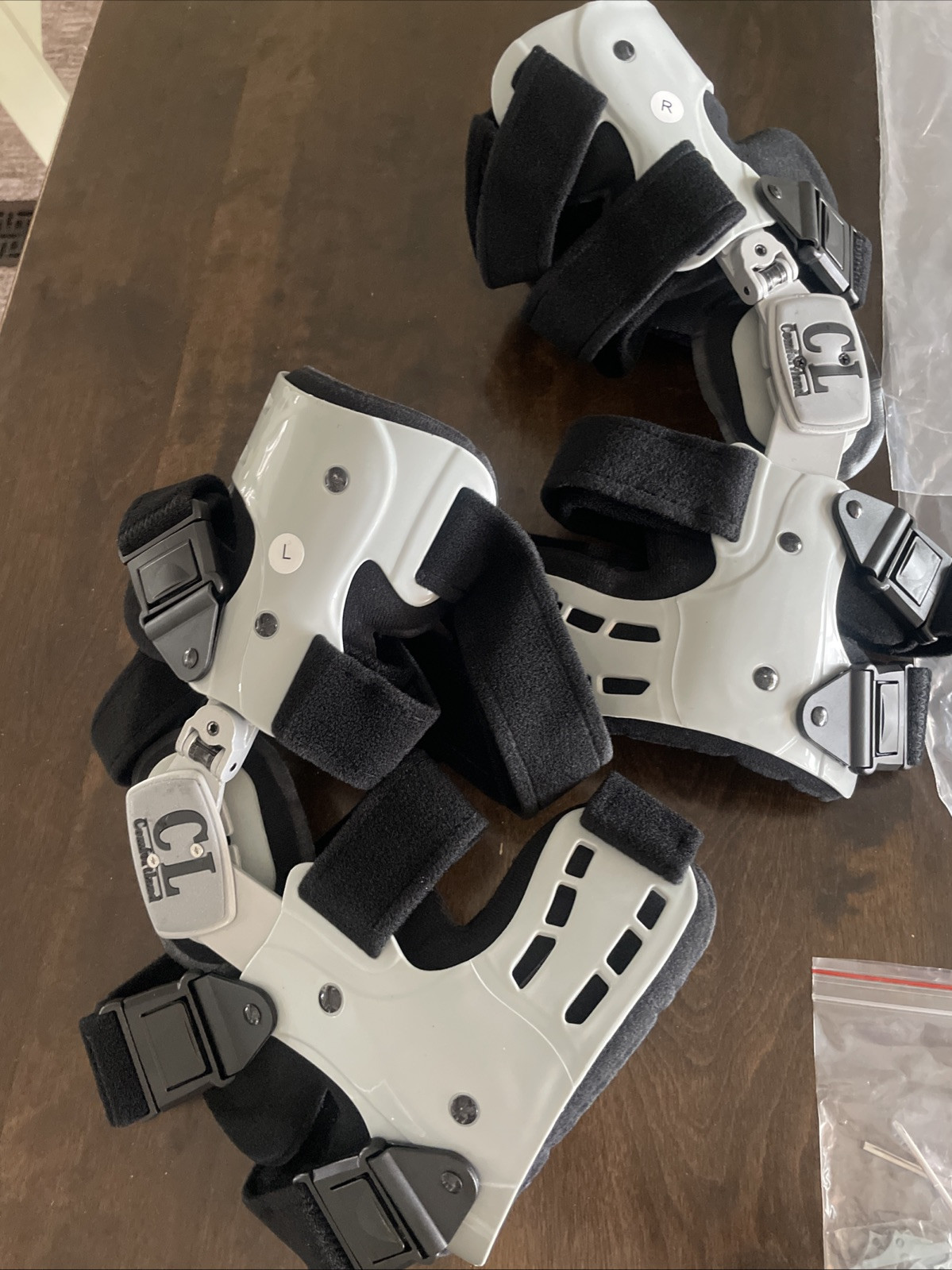 Large Medical Universal Knee Brace 1 LEFT & 1 RIGHT Comfortland Brace OA-200