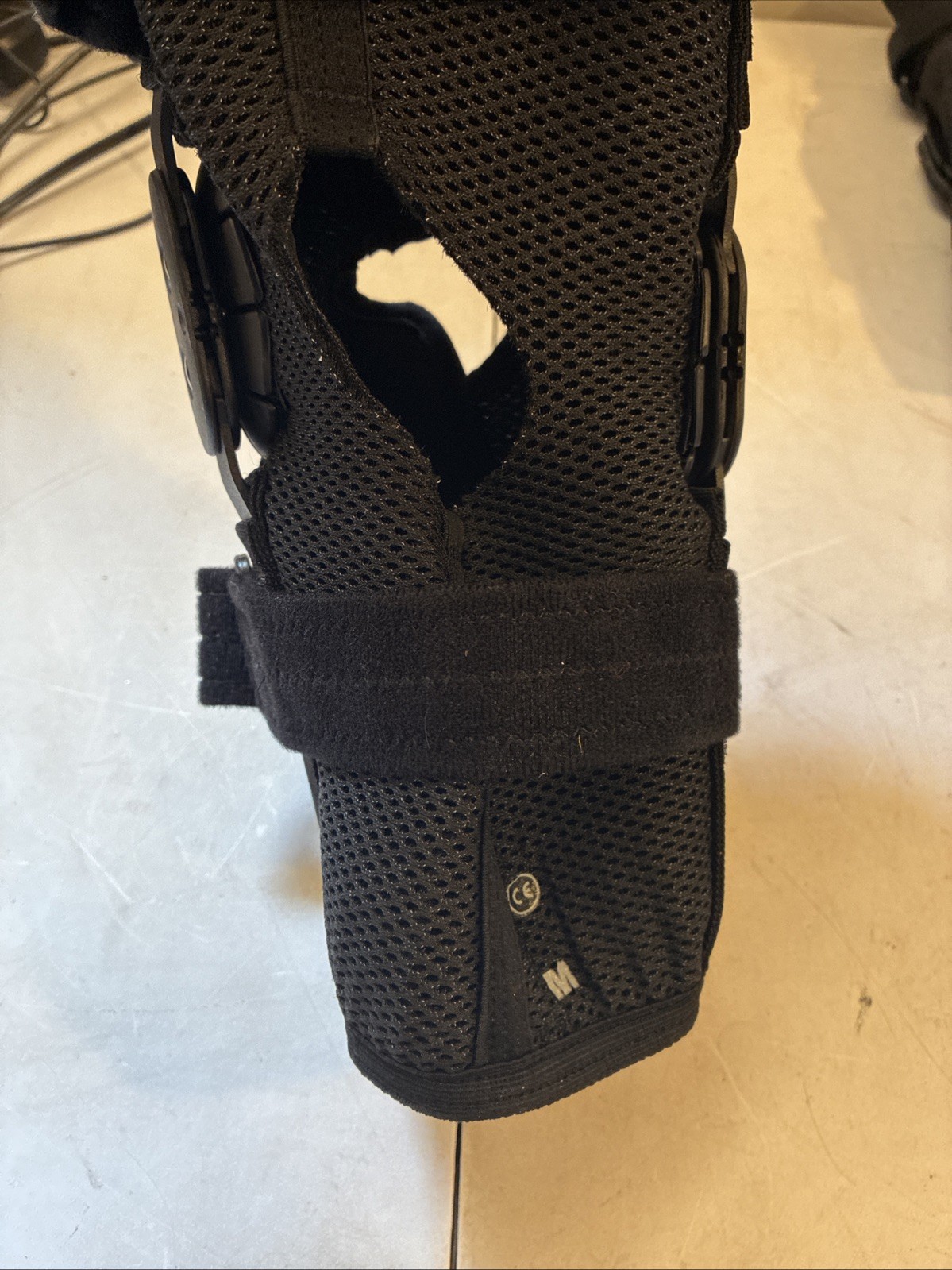Breg Short Runner Wrap Around Hinged Air Mesh Knee Brace Size Medium
