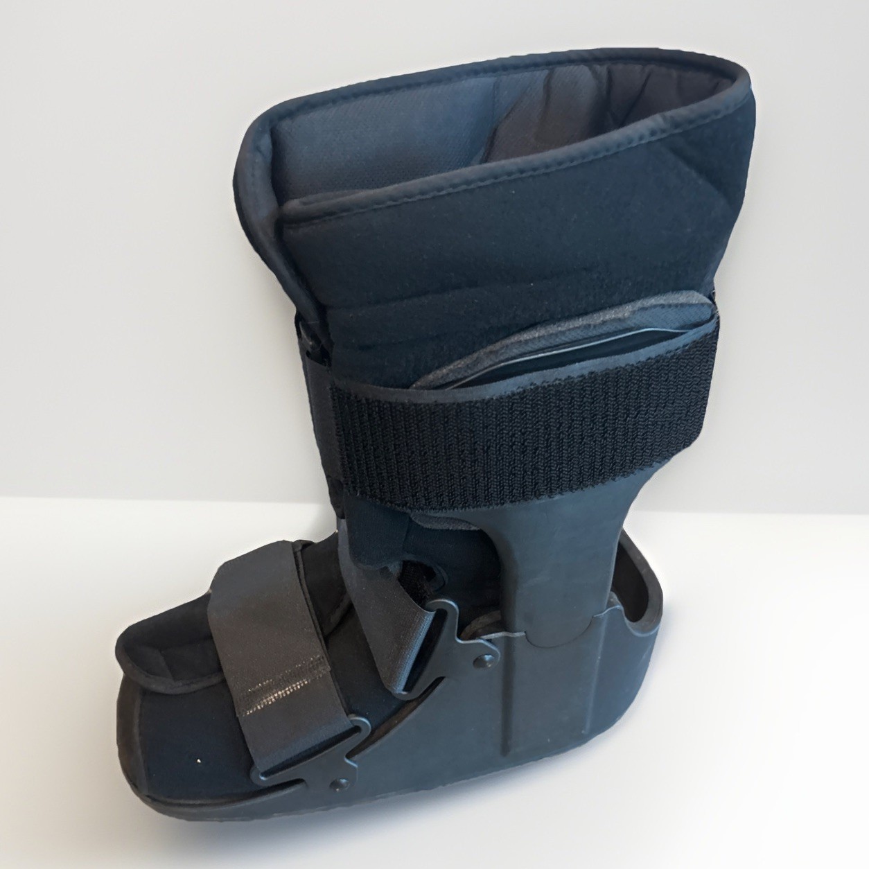 United Ortho USA14115 Short Air Cam Walker Fracture Boot, Medium, Black