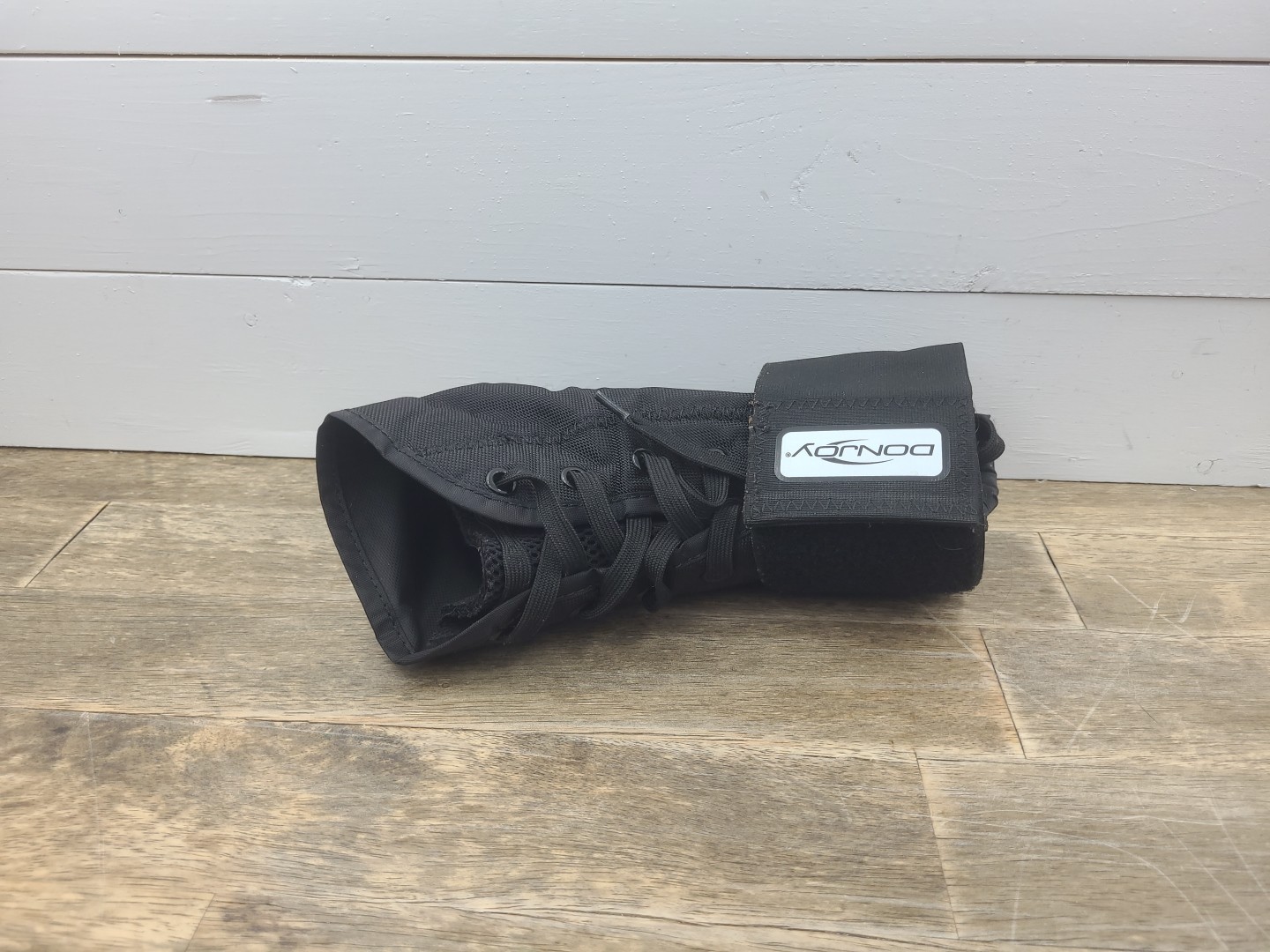 DonJoy ankle brace w/ plastic inserts hook and loop w/ laces. Sz XL