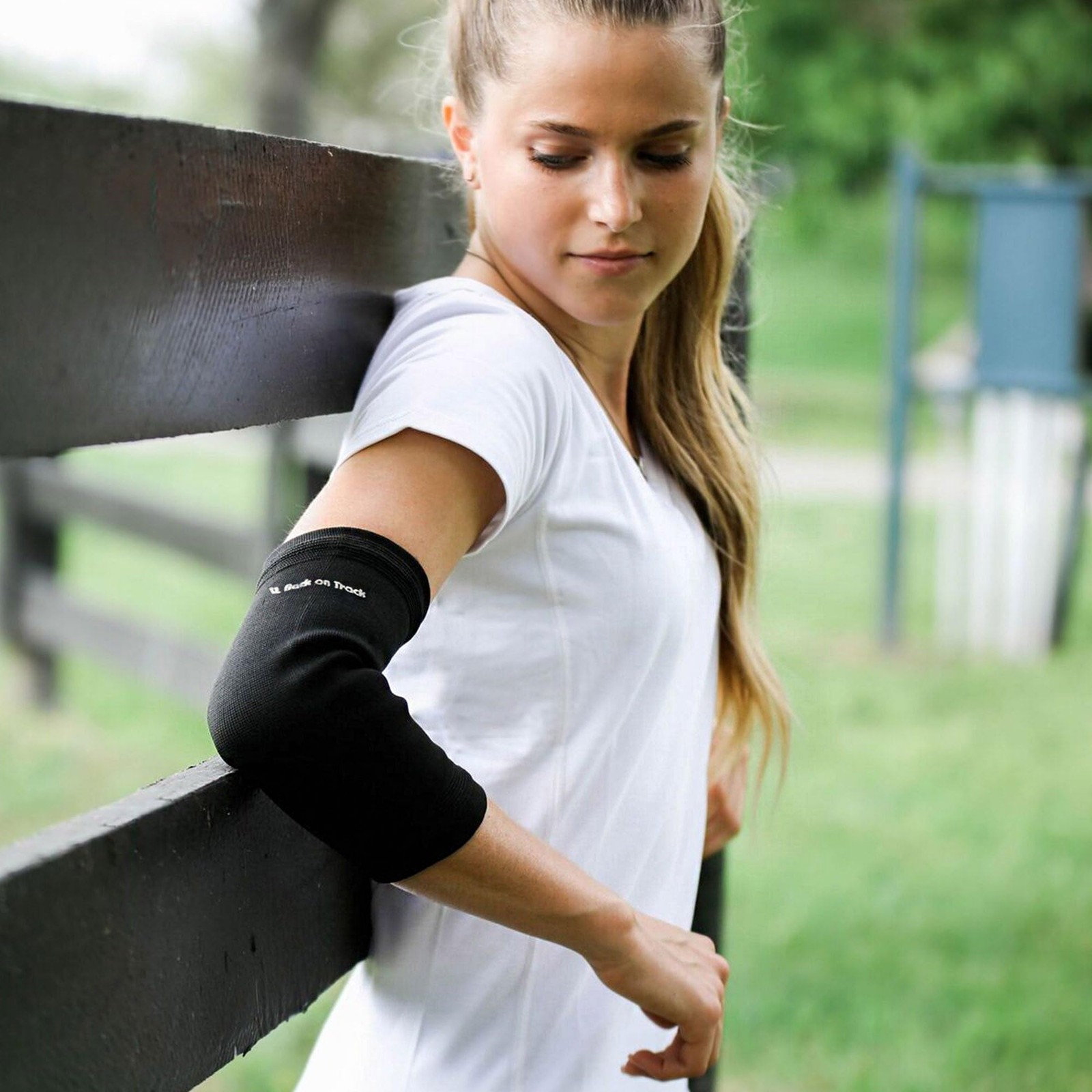 Back on Track Classic Elbow Brace 2-Way Stretch 1200 with Medium, Black