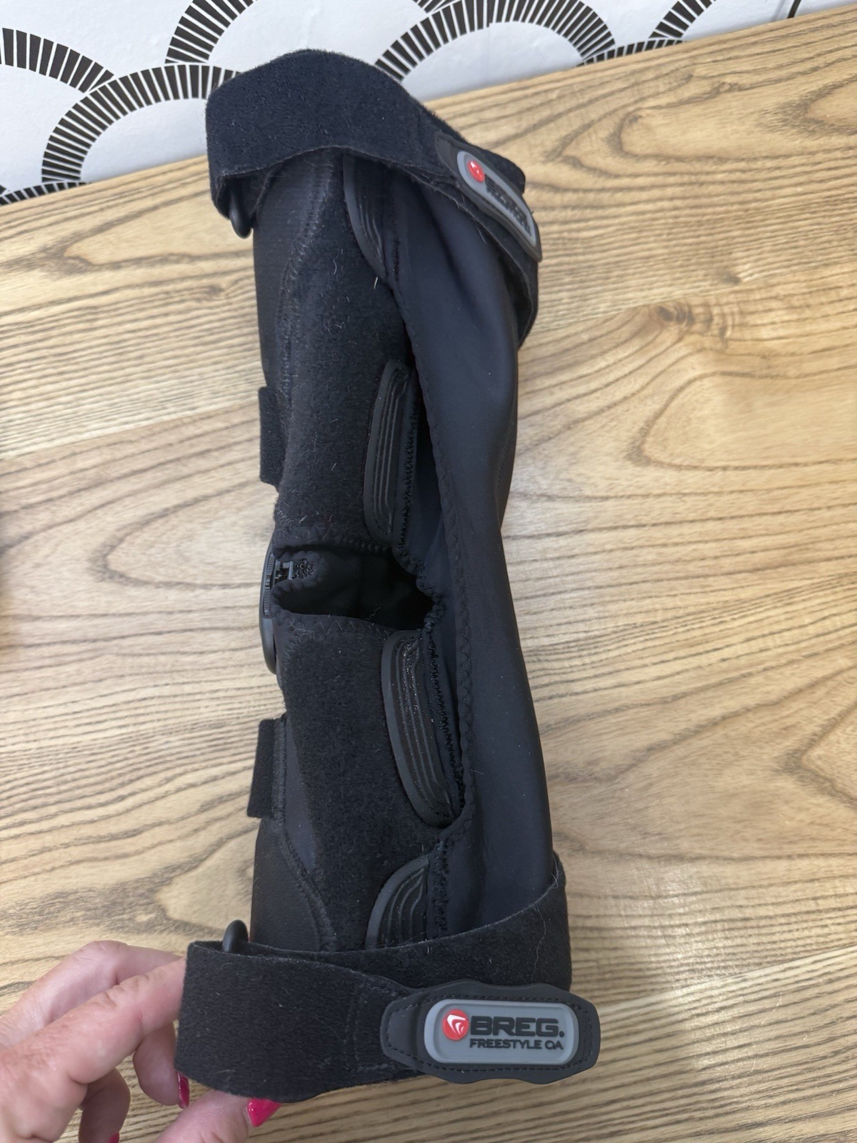Breg Freestyle OA Knee Brace, Medium Right Medial Knee Support