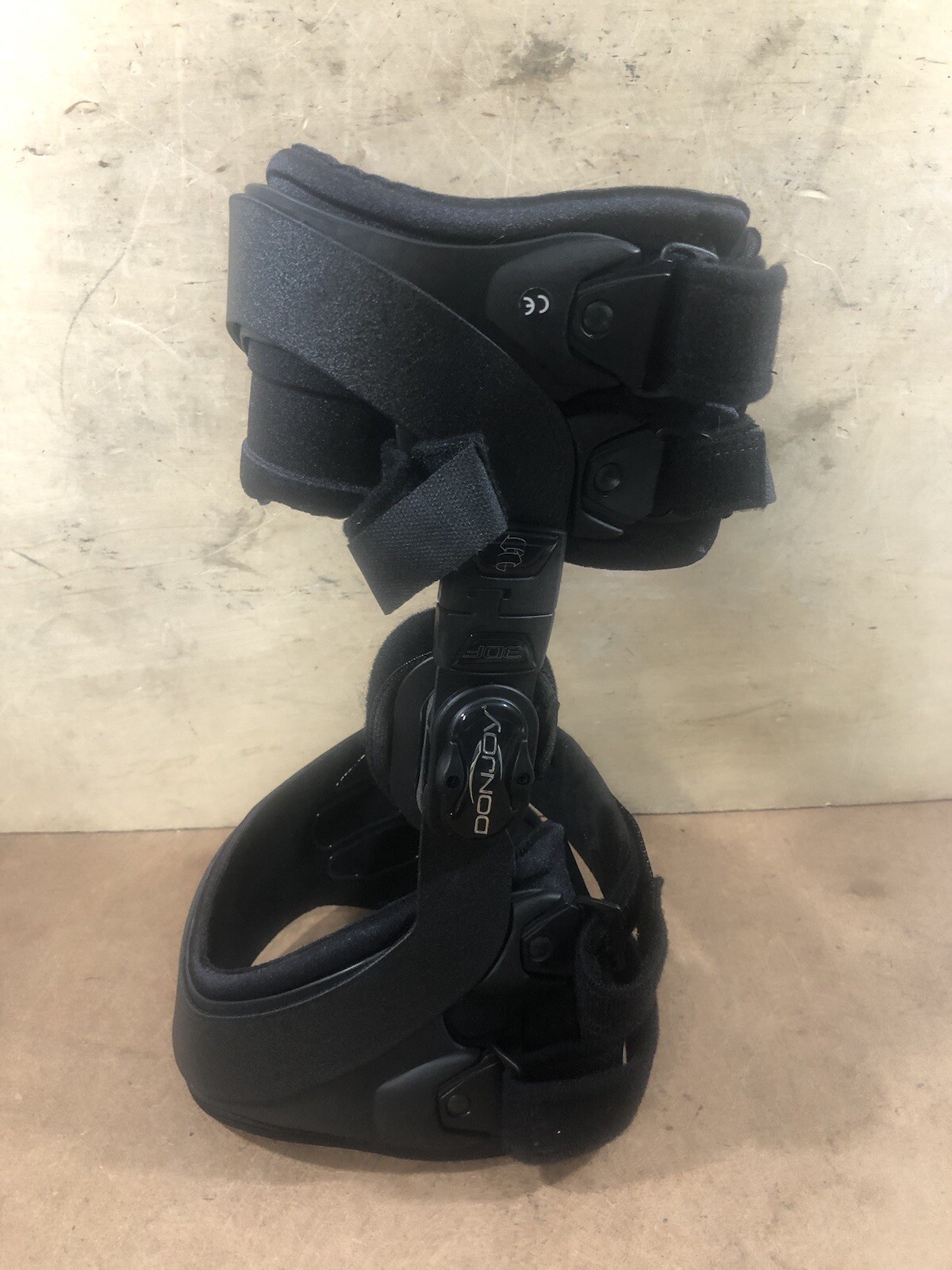 Donjoy 3DF XL Right Medial Knee Brace PreOwned