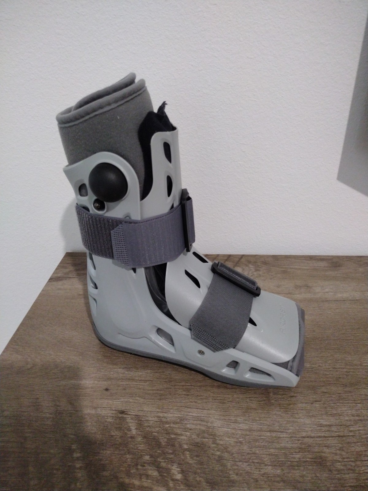 Aircast AirSelect Short Walker Brace and Walking Boot – Gray, Size: Small