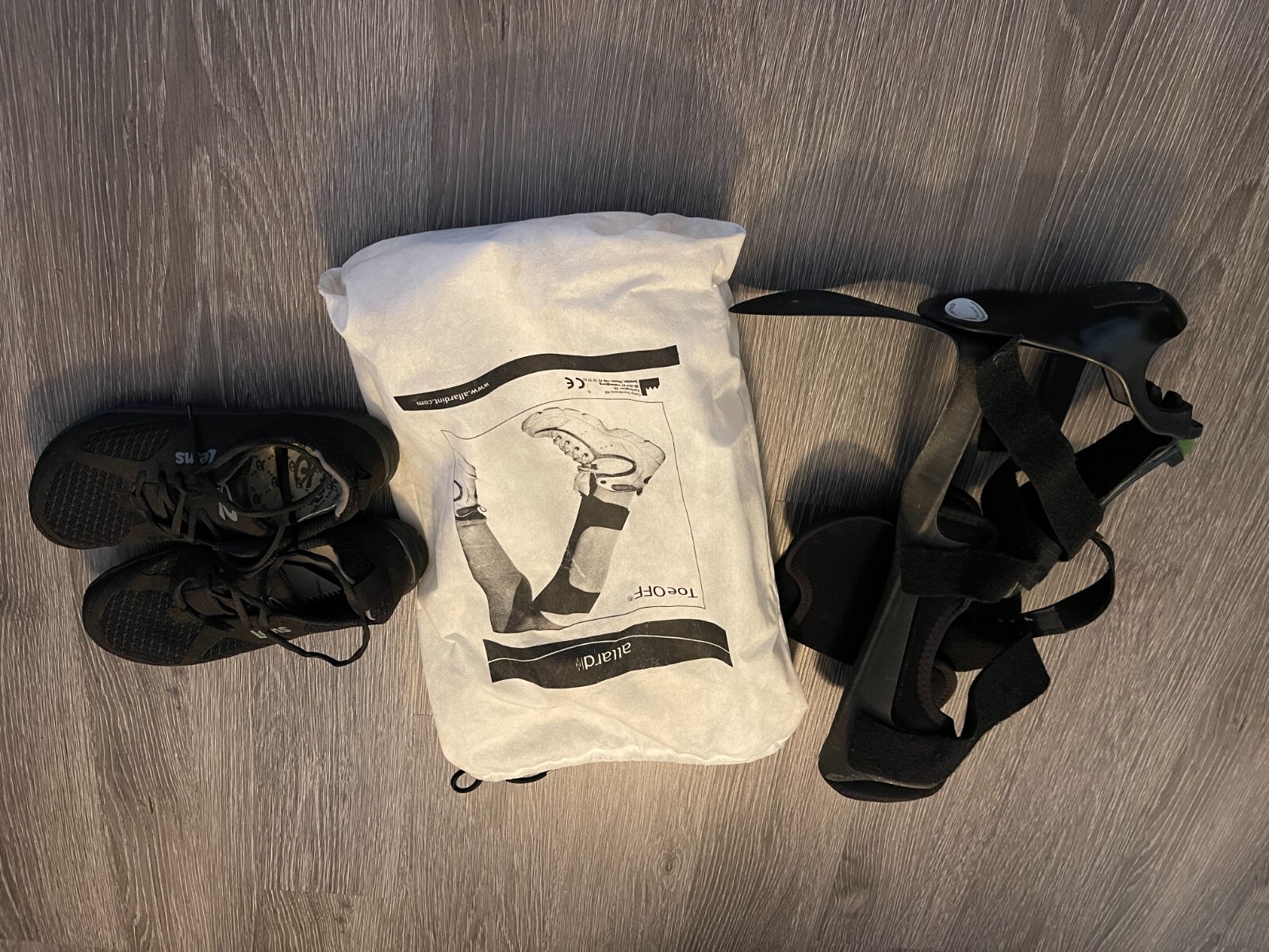 FootDrop brace right w/ two shoes (brace is for right foot ) size 8 1/2 womens