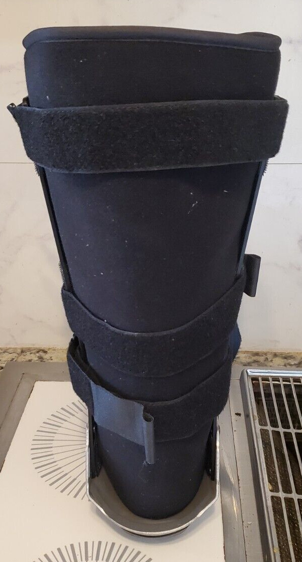Breg Size Medium Full Shell Walker Orthopedic Boot 4 Strap