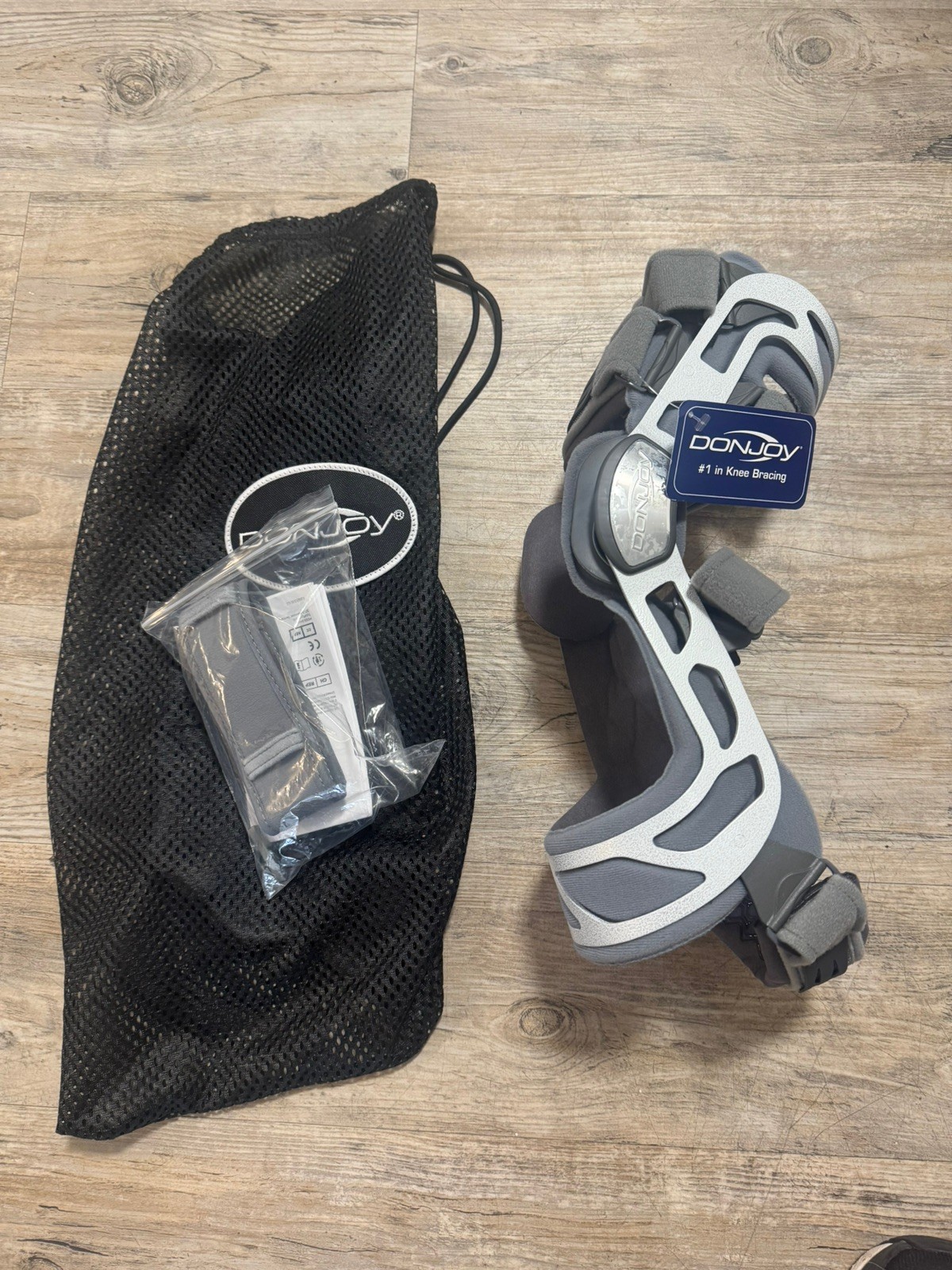 DonJoy OA Nano Knee Brace Right Medial Size M w/ Bag + Accessory Kit brand new