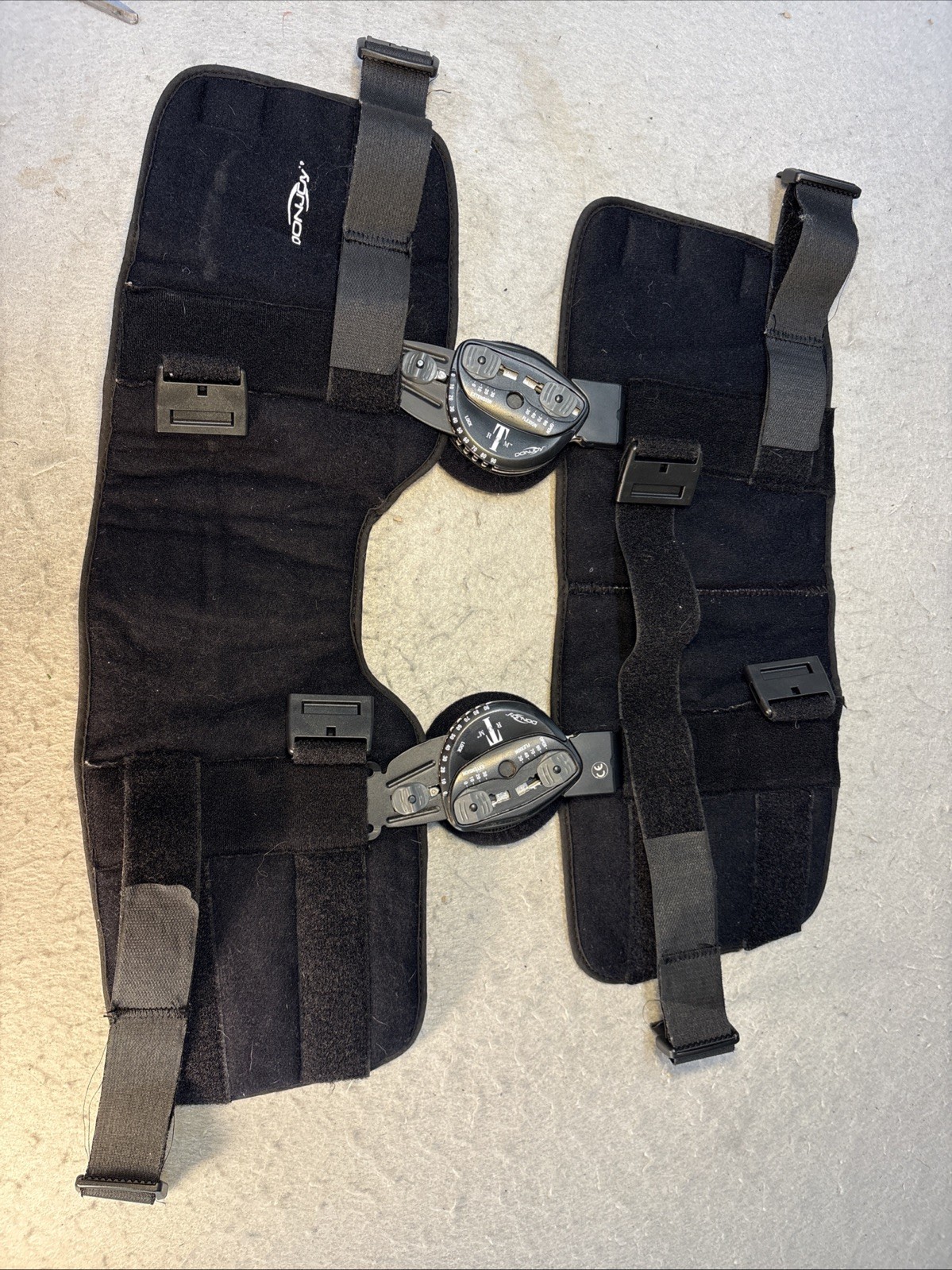 DonJoy Universal Adjustable Knee Brace 0-90 Degrees Great Working Condition